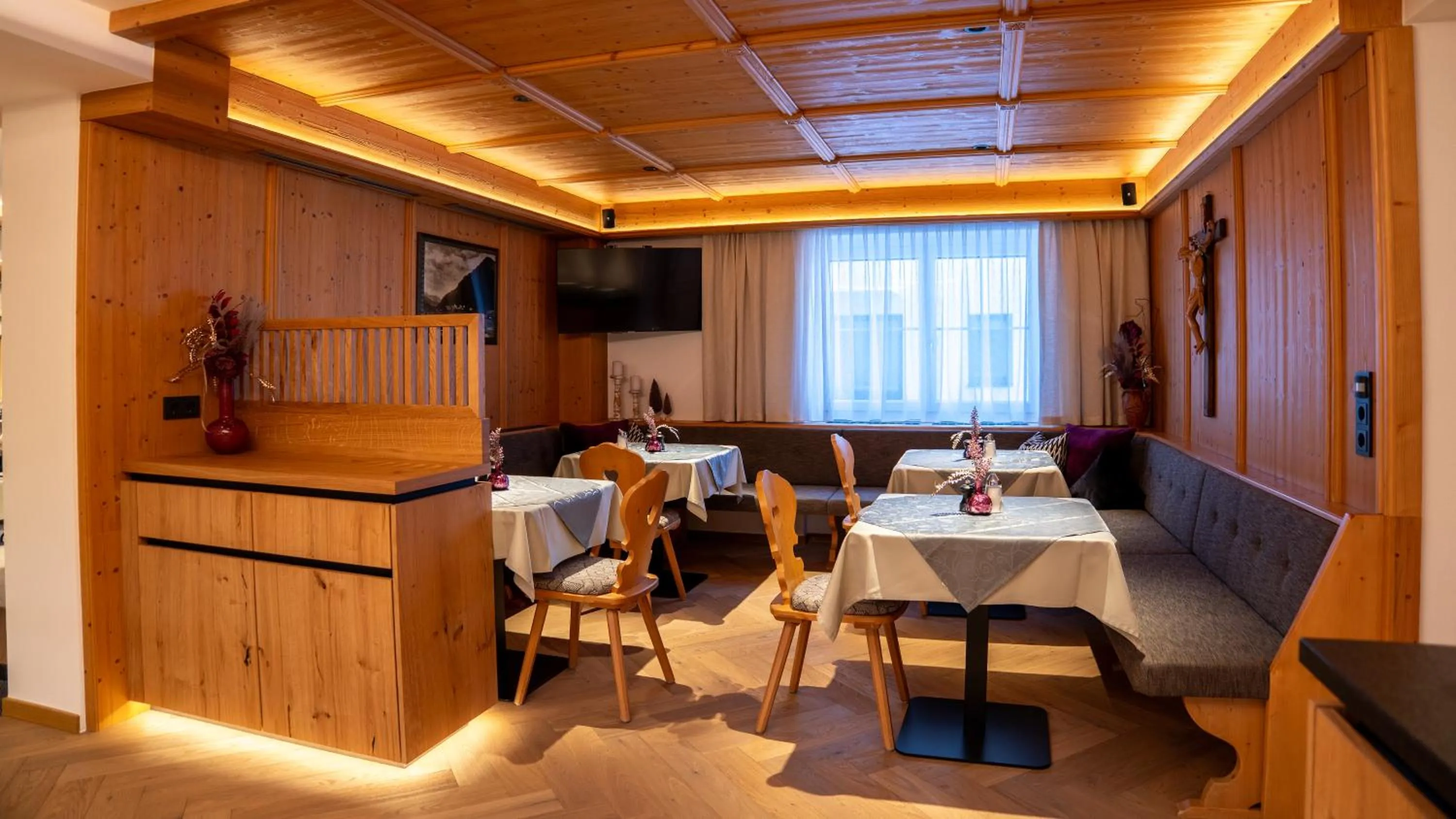 Breakfast in Hotel Garni Chasa Sulai