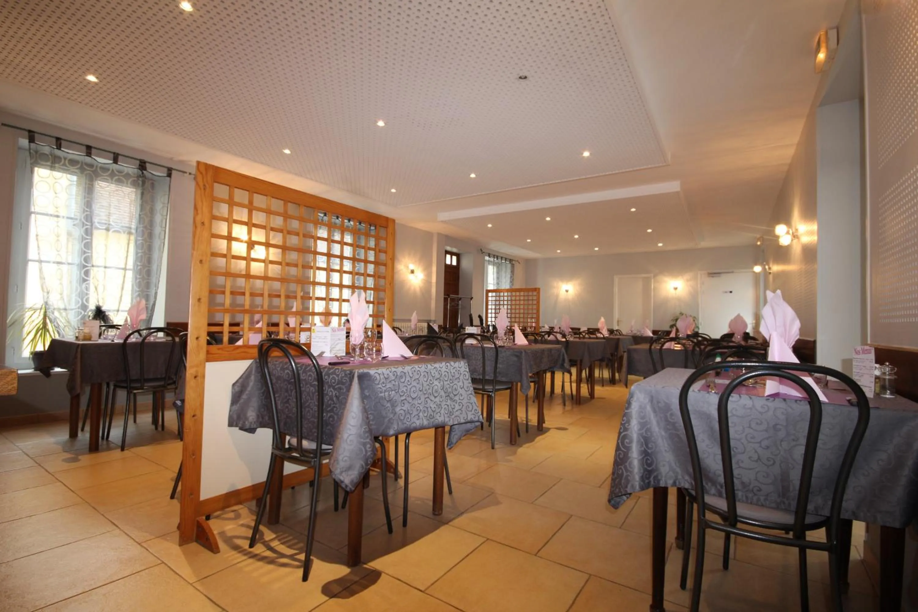 Restaurant/places to eat in Logis hôtel restaurant Auberge de la Cloche