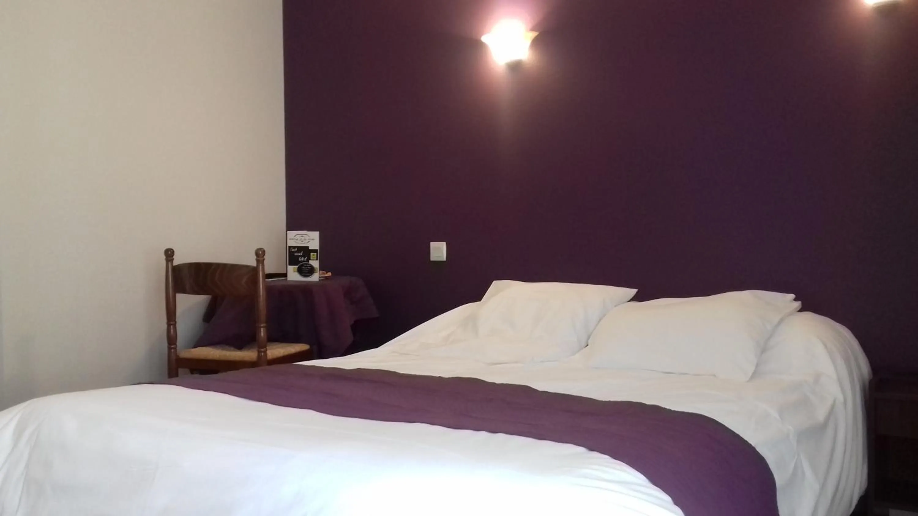 Bed in Logis hôtel restaurant Auberge de la Cloche