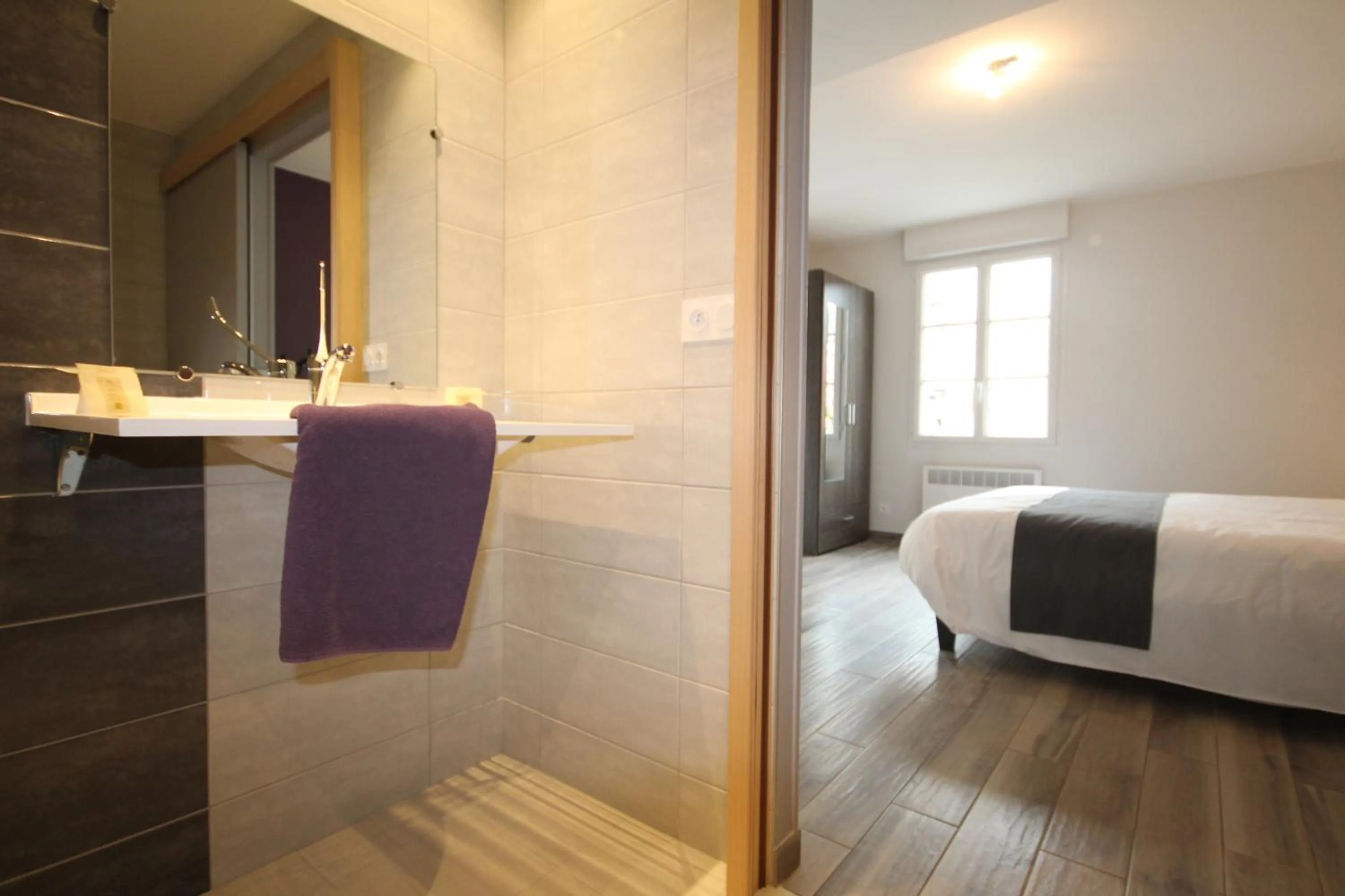 Photo of the whole room, Bed in Logis hôtel restaurant Auberge de la Cloche