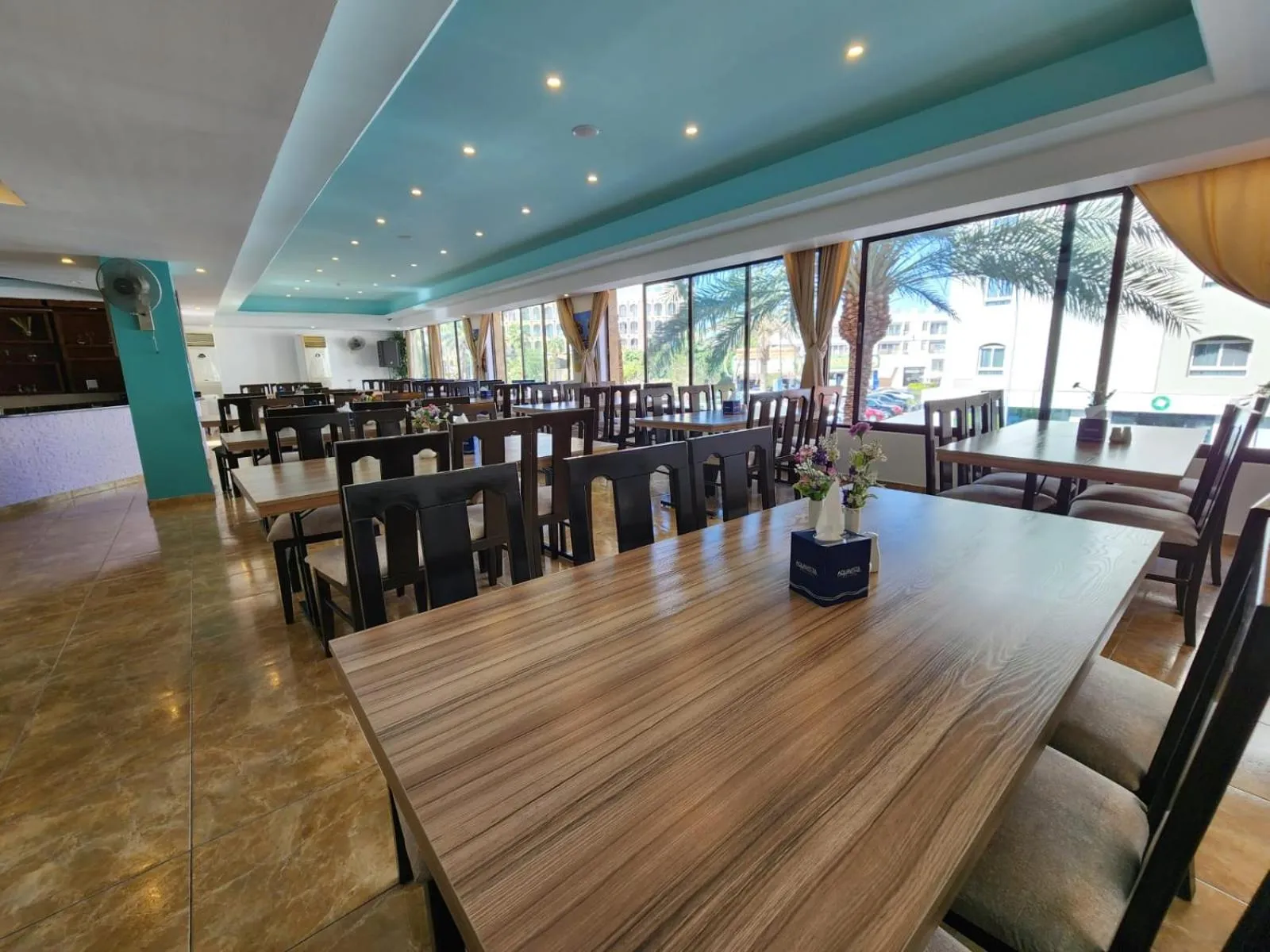 Restaurant/places to eat in Aquavista Hotel & Suites
