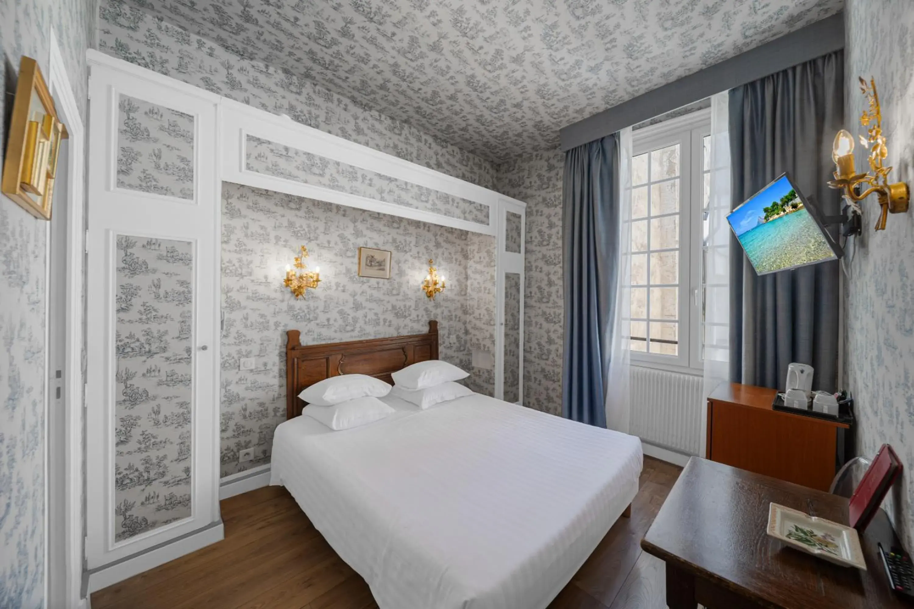 Bedroom, Bed in Hotel de la Bretonnerie Bedroom, Bed in Hotel de la Bretonnerie