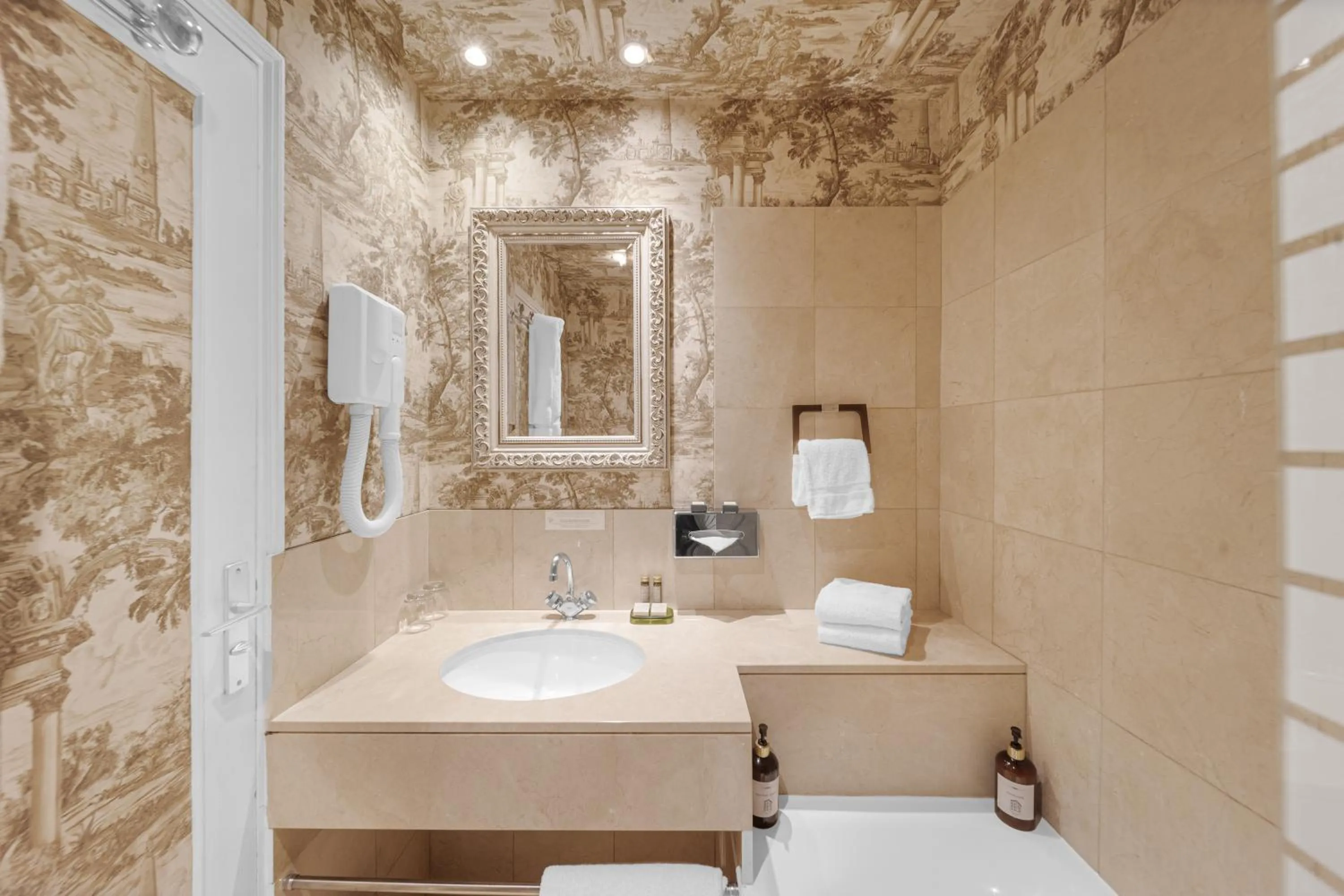 Bathroom in Hotel de la Bretonnerie