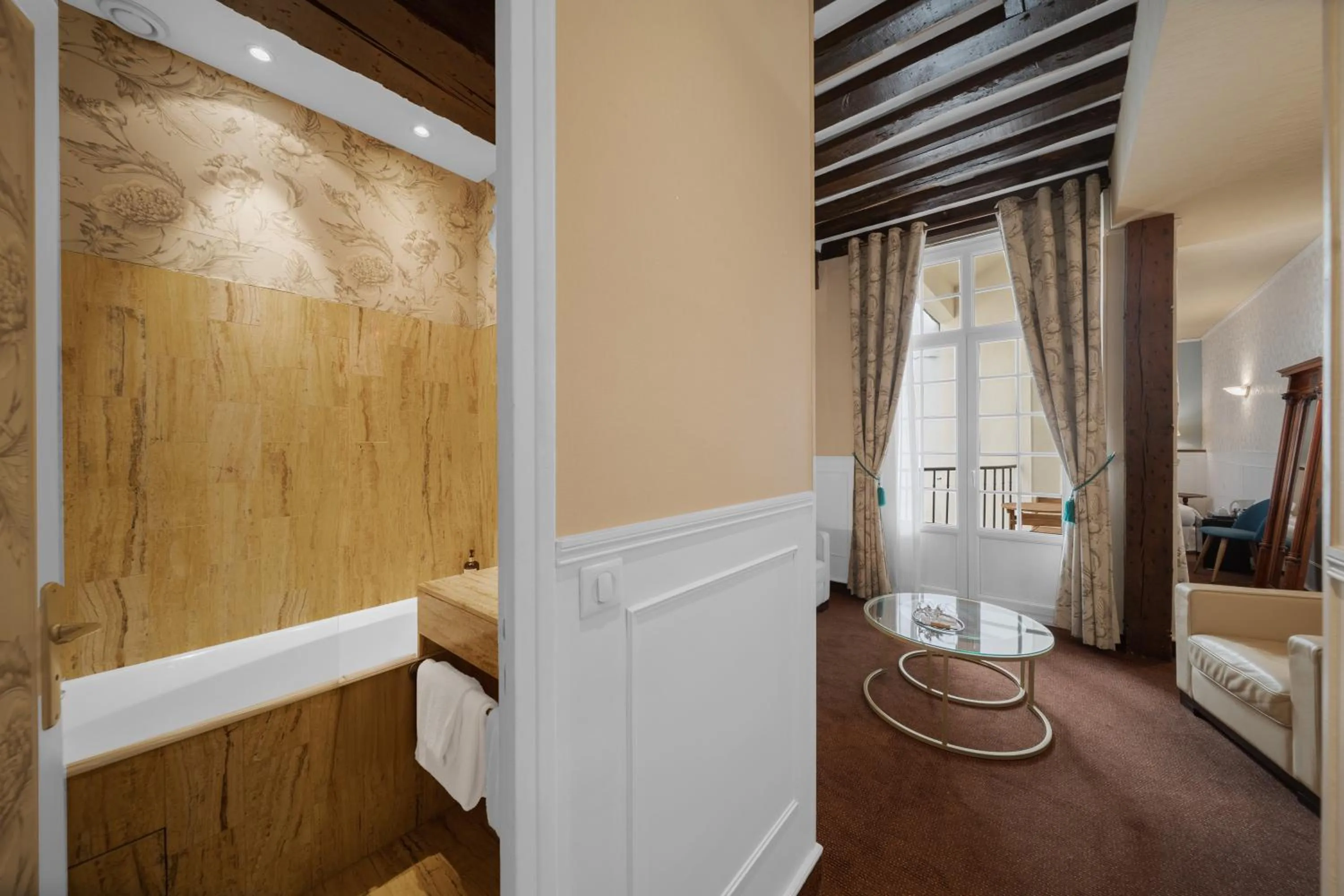 Bedroom in Hotel de la Bretonnerie