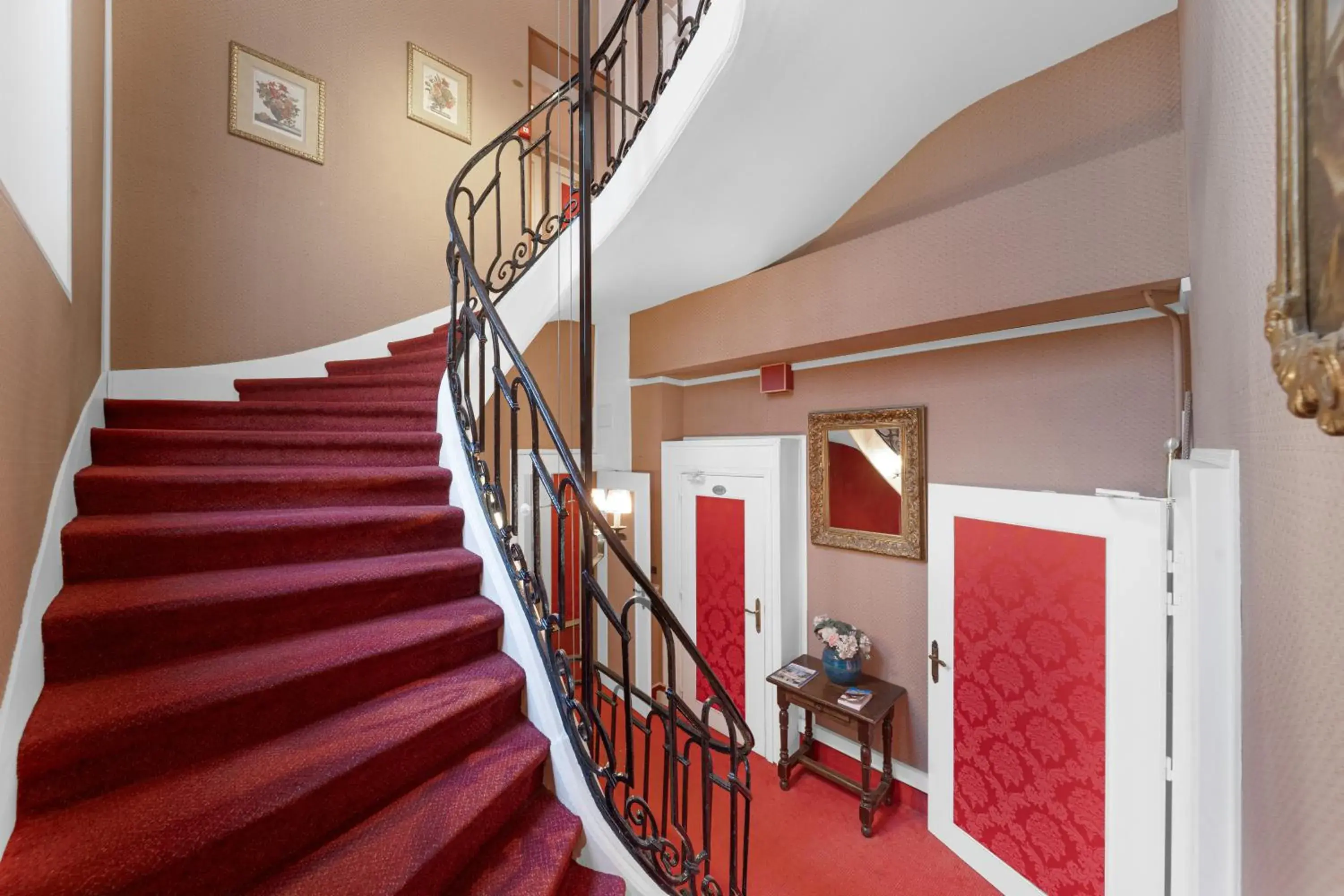 Facade/entrance in Hotel de la Bretonnerie Facade/entrance in Hotel de la Bretonnerie