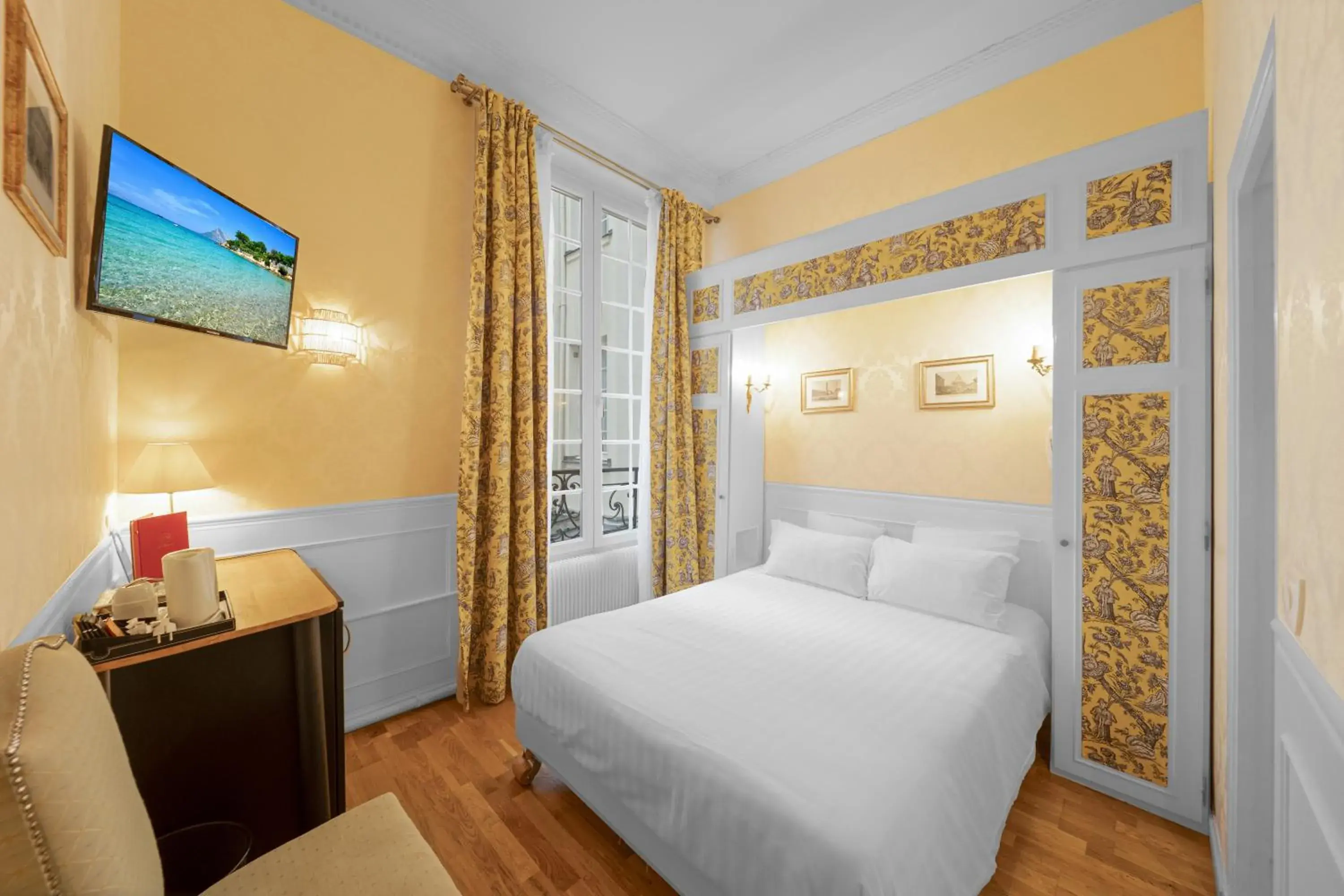 Bedroom, Bed in Hotel de la Bretonnerie Bedroom, Bed in Hotel de la Bretonnerie