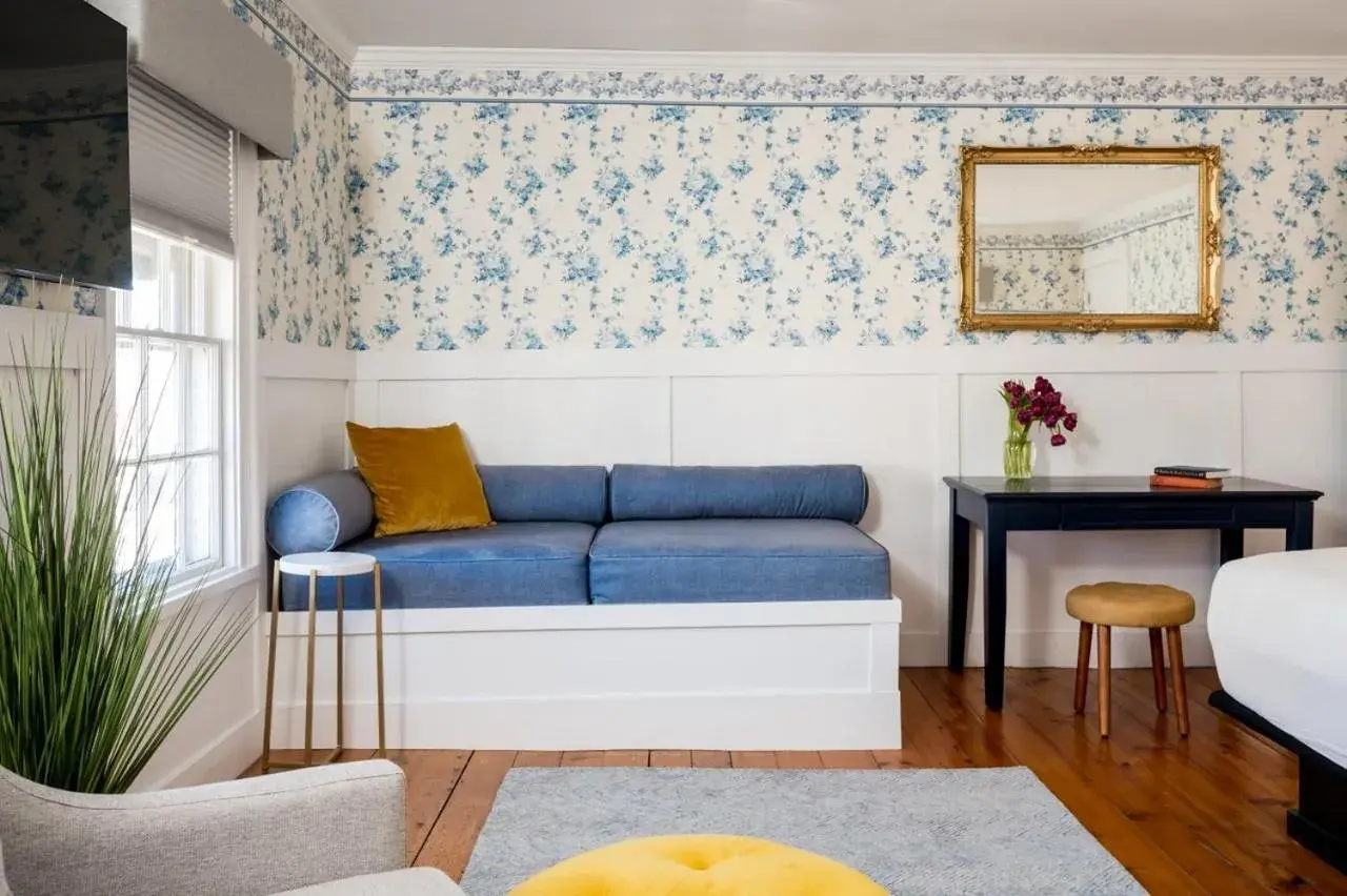 Deluxe Queen Room in Martin Hill Inn Deluxe Queen Room in Martin Hill Inn