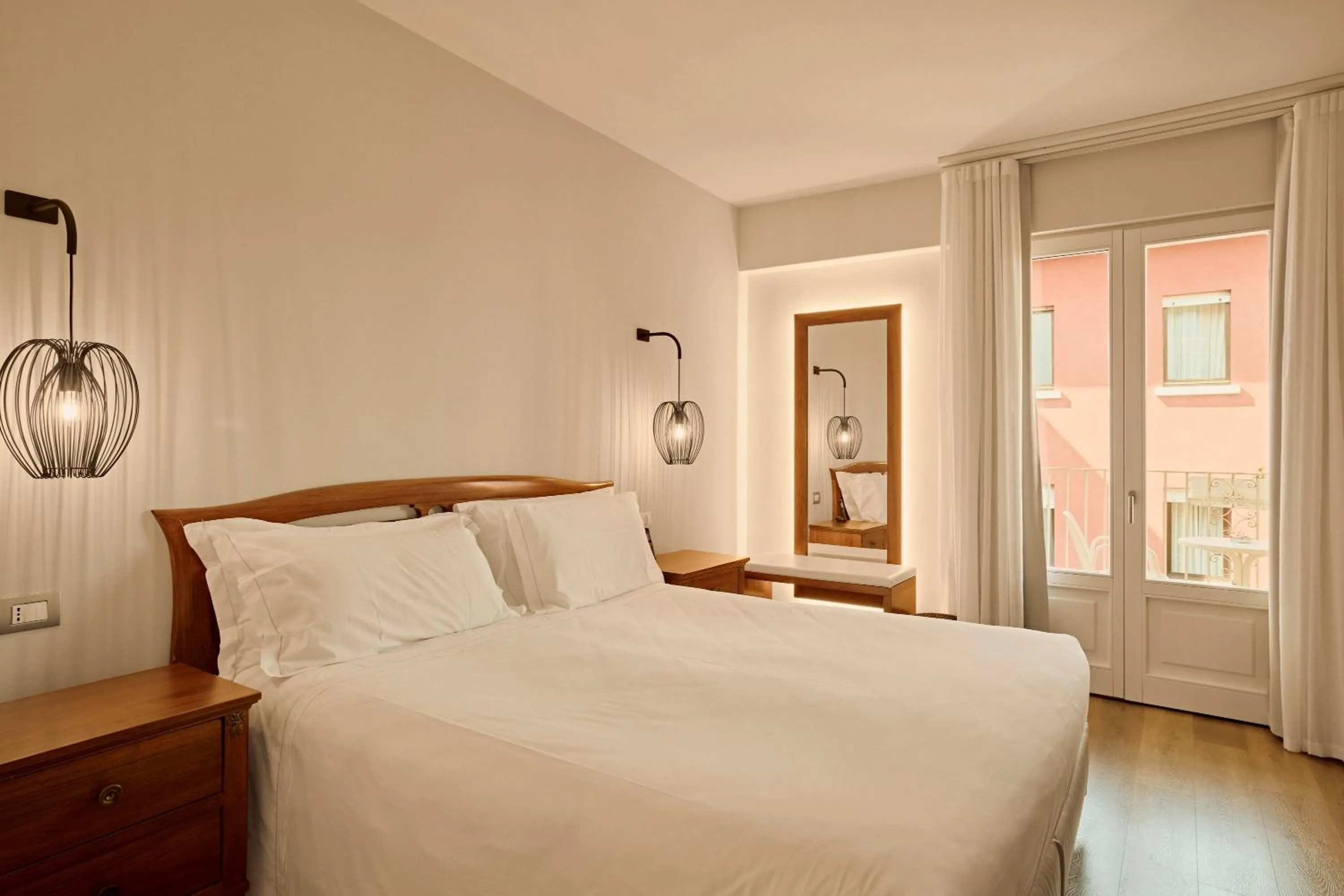 Animals, Bed in Hotel Le Mura