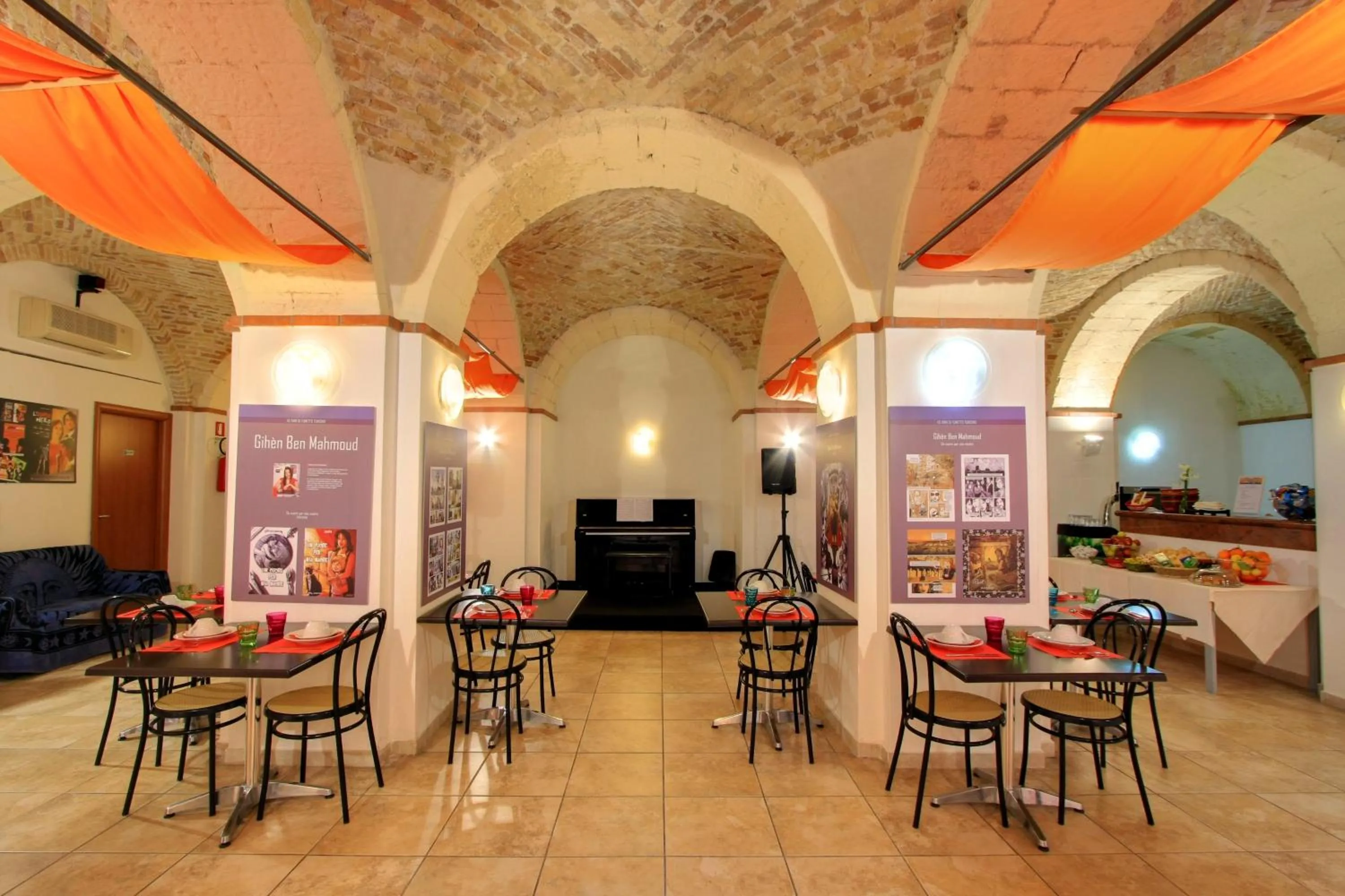 Restaurant/places to eat in Hostel Marina