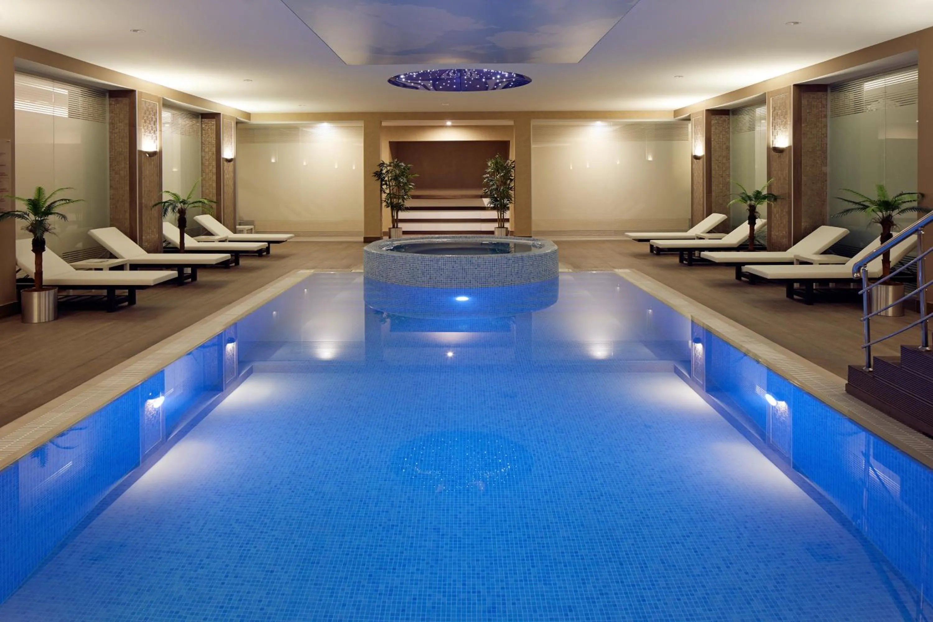 Swimming pool in Mercure Istanbul Altunizade