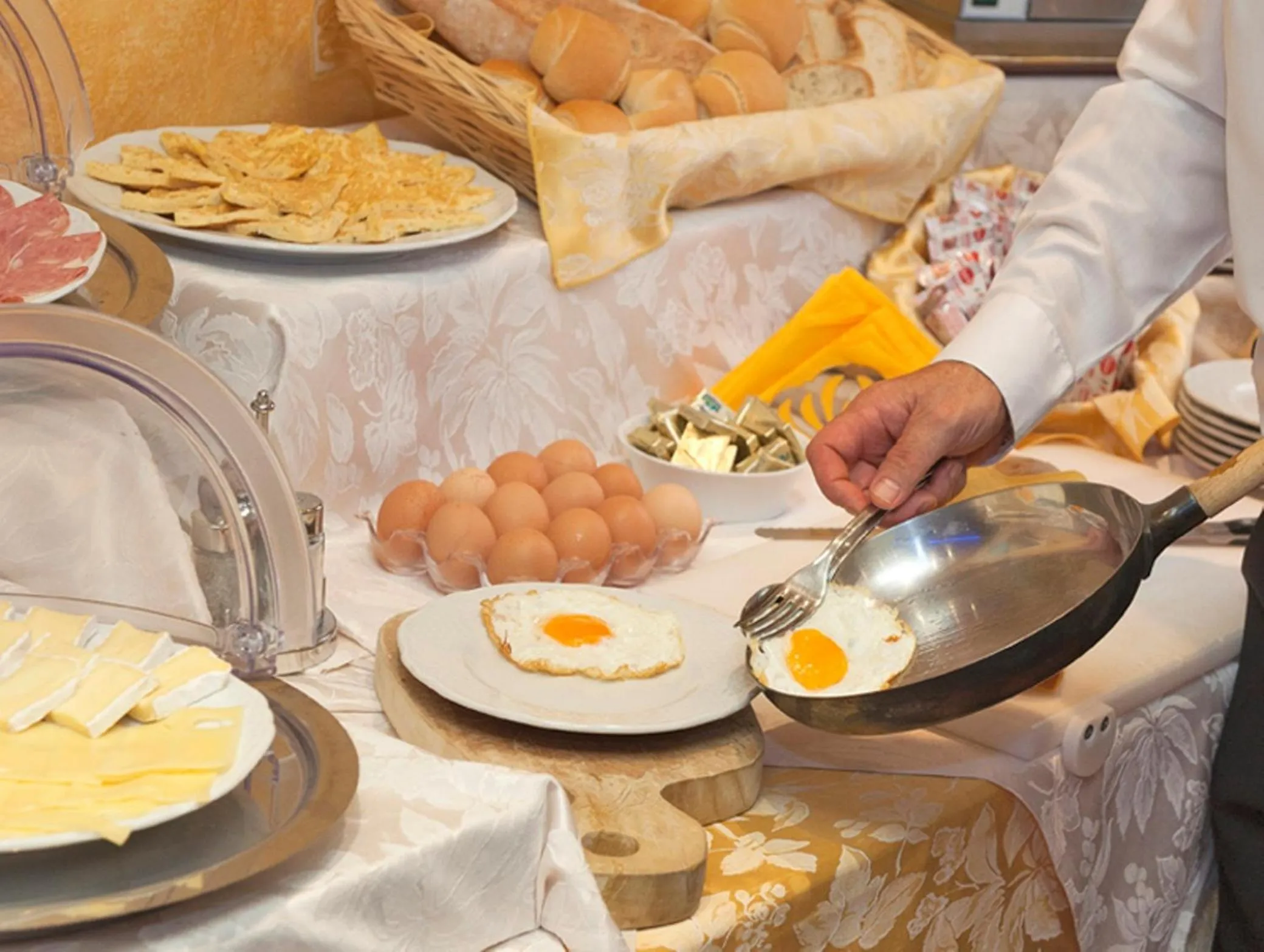 American breakfast in Hotel La Ruota
