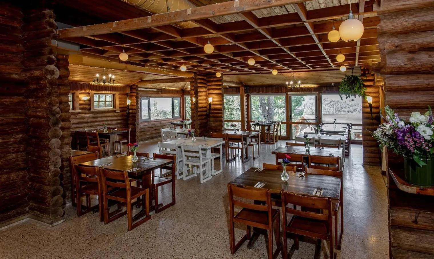 Restaurant/places to eat in Logos hotel in Yad Hashmona