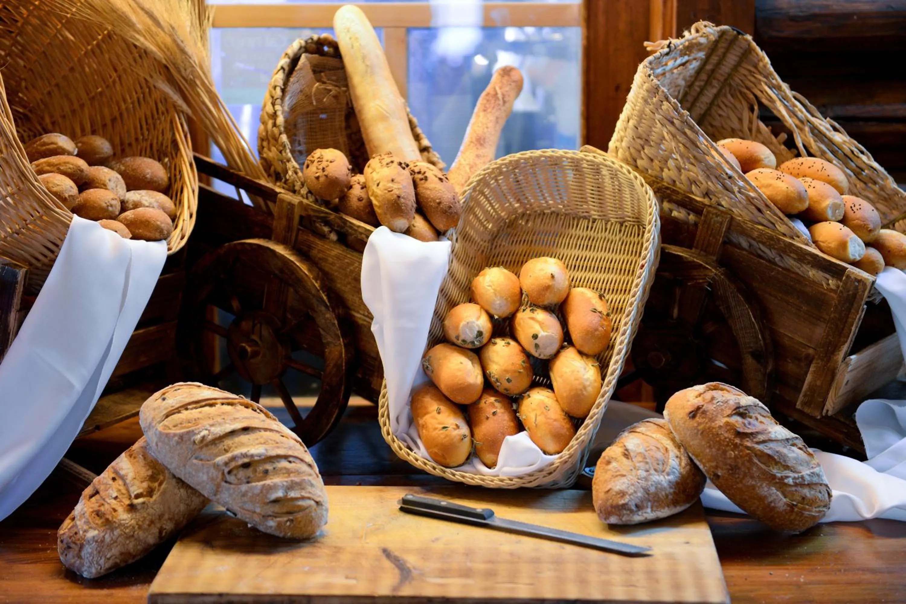 Restaurant/places to eat in Logos hotel in Yad Hashmona