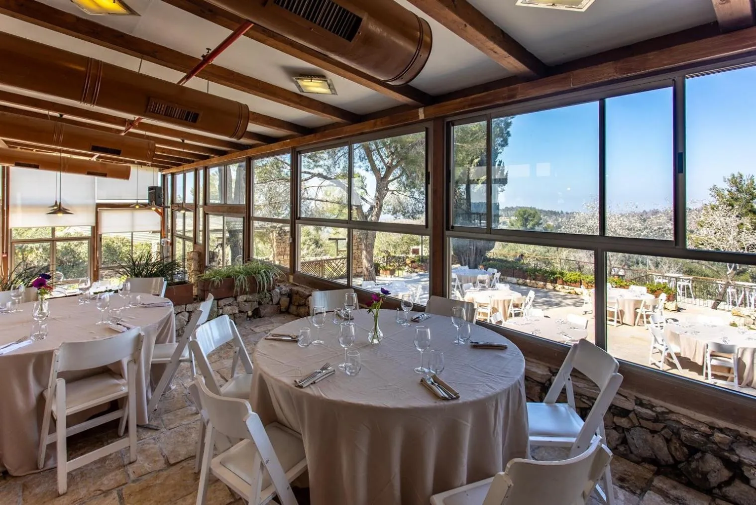 Restaurant/places to eat in Logos hotel in Yad Hashmona