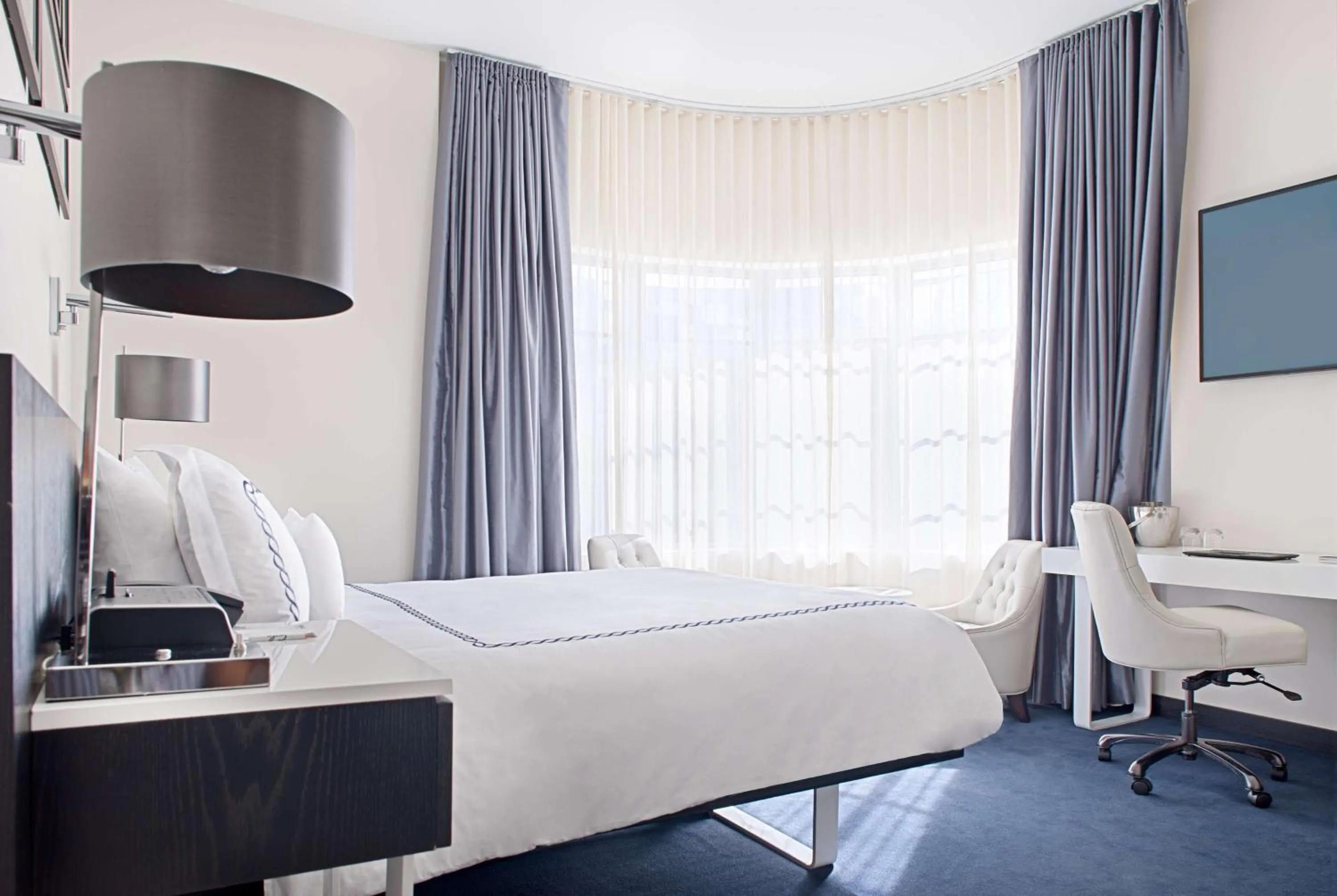 Bedroom, Bed in Gale South Beach, Curio Collection By Hilton