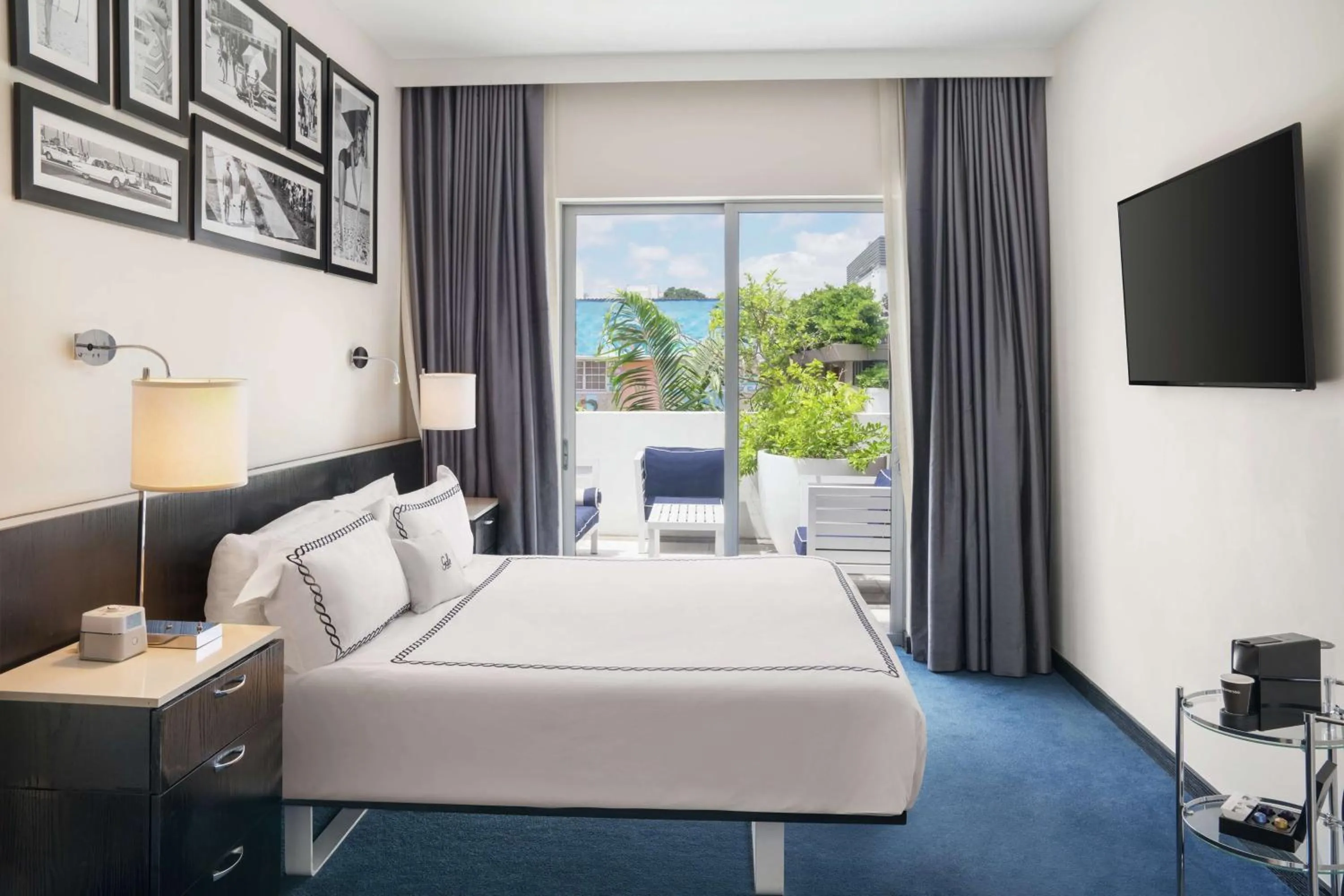 Bedroom, Bed in Gale South Beach, Curio Collection By Hilton