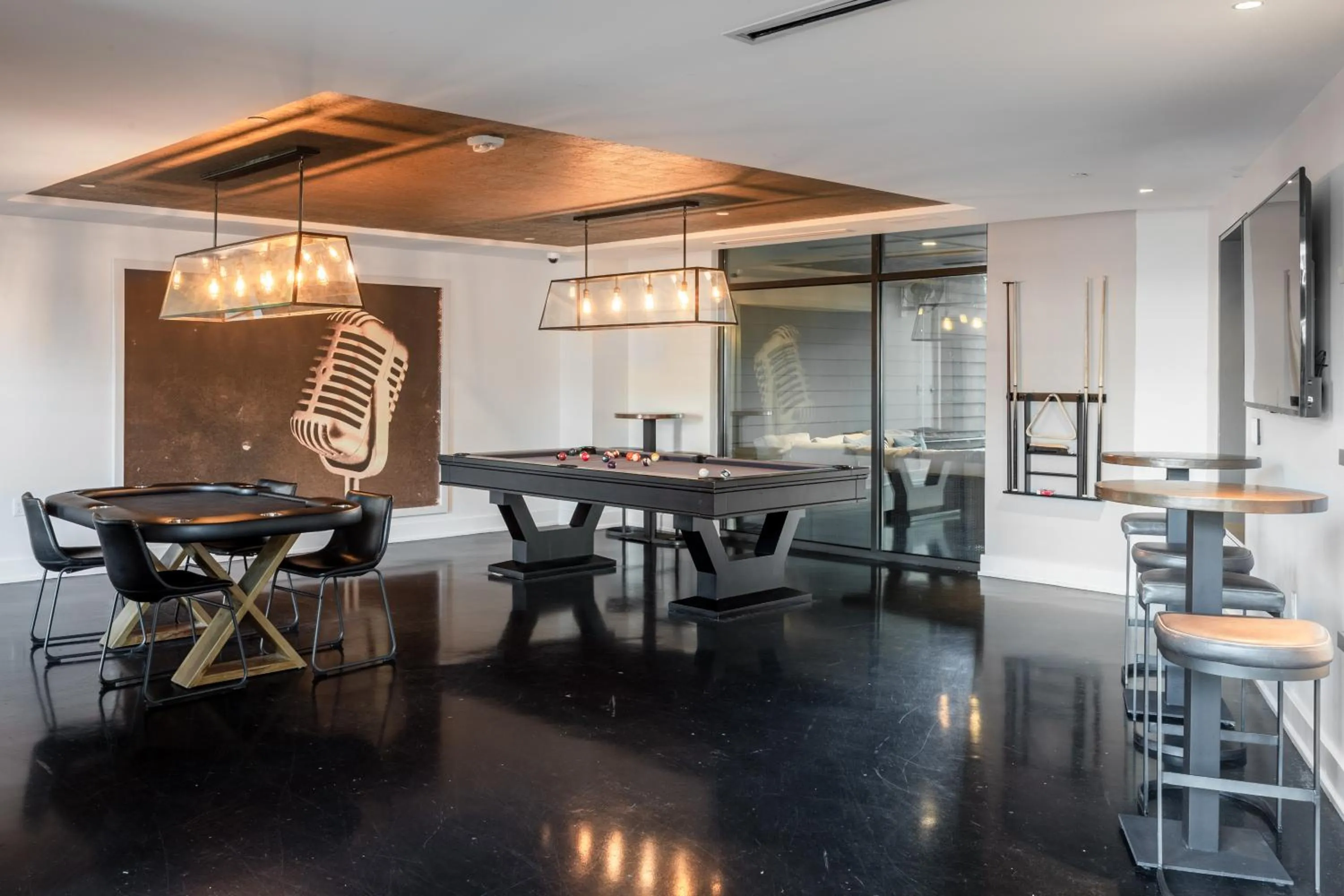 Communal lounge/ TV room in Mint House Nashville - Music Row