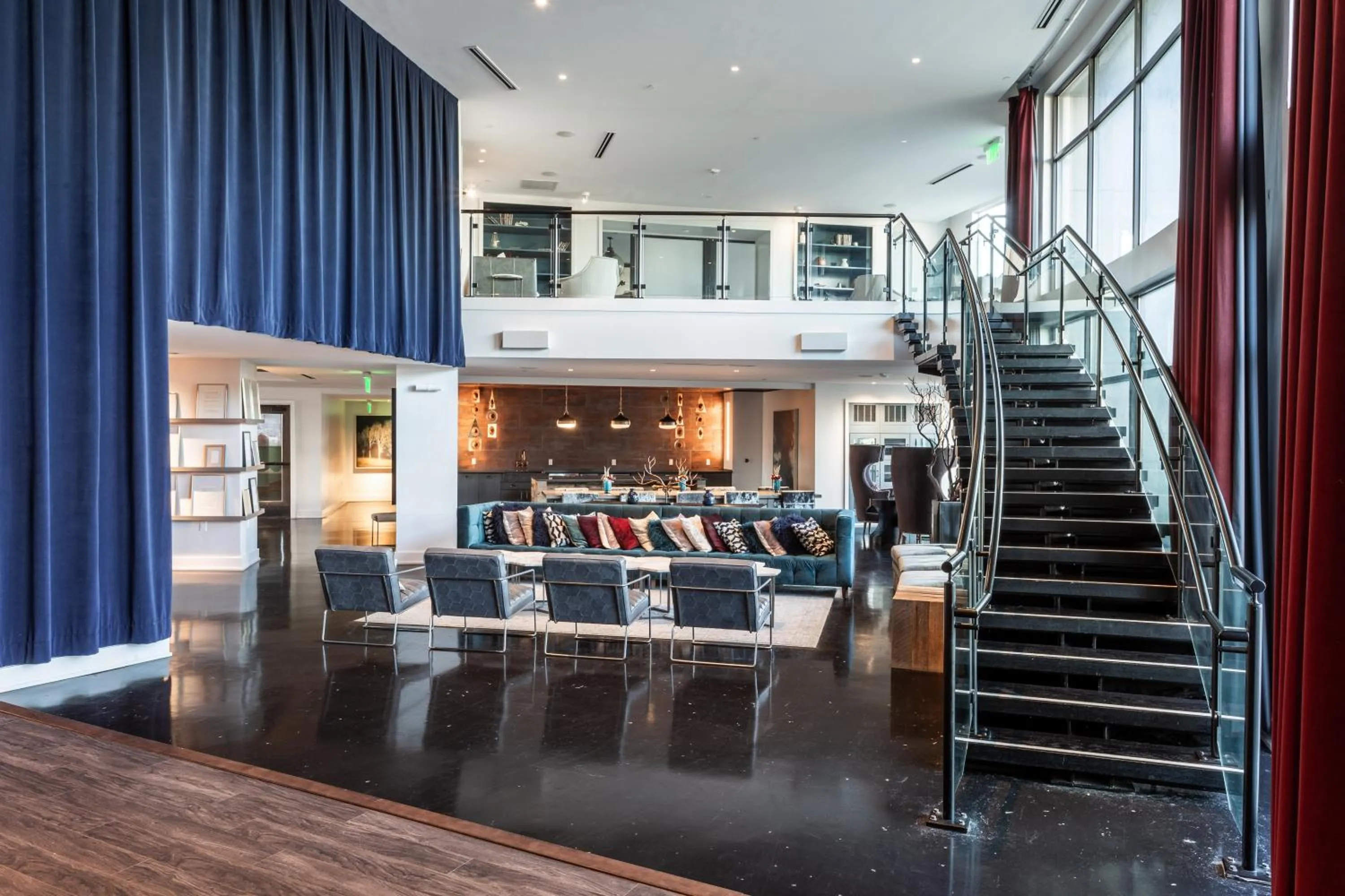 Communal lounge/ TV room in Mint House Nashville - Music Row