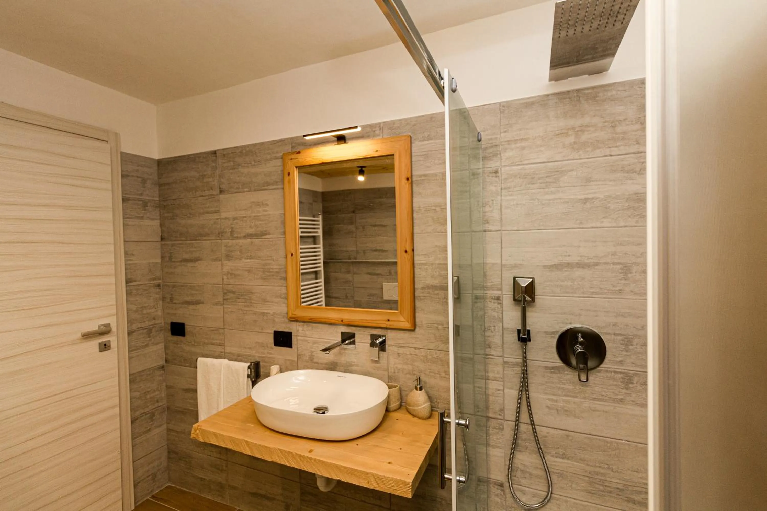 Shower in Hotel Al Foiron