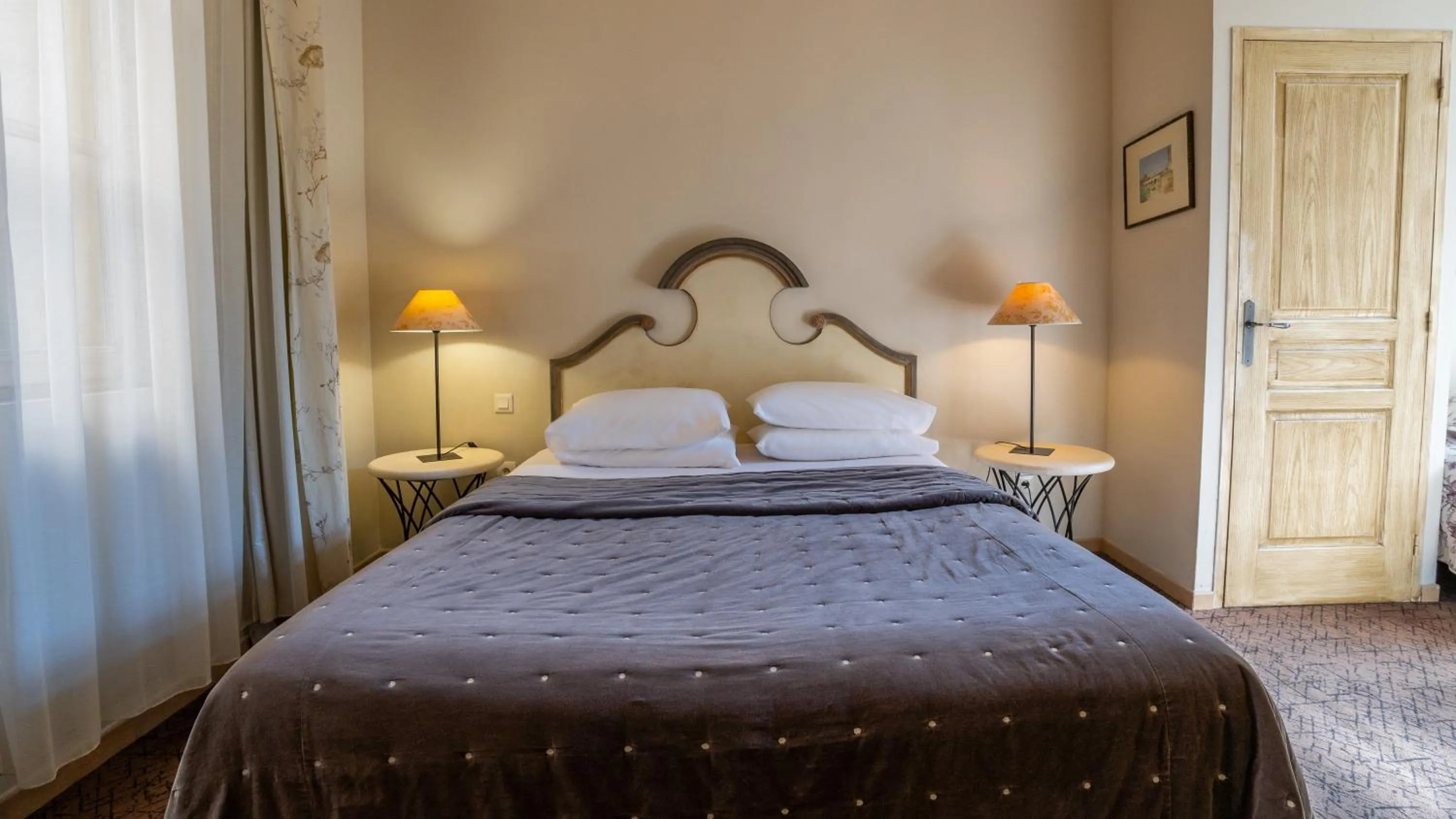 Photo of the whole room, Bed in Hôtel Amphithéâtre