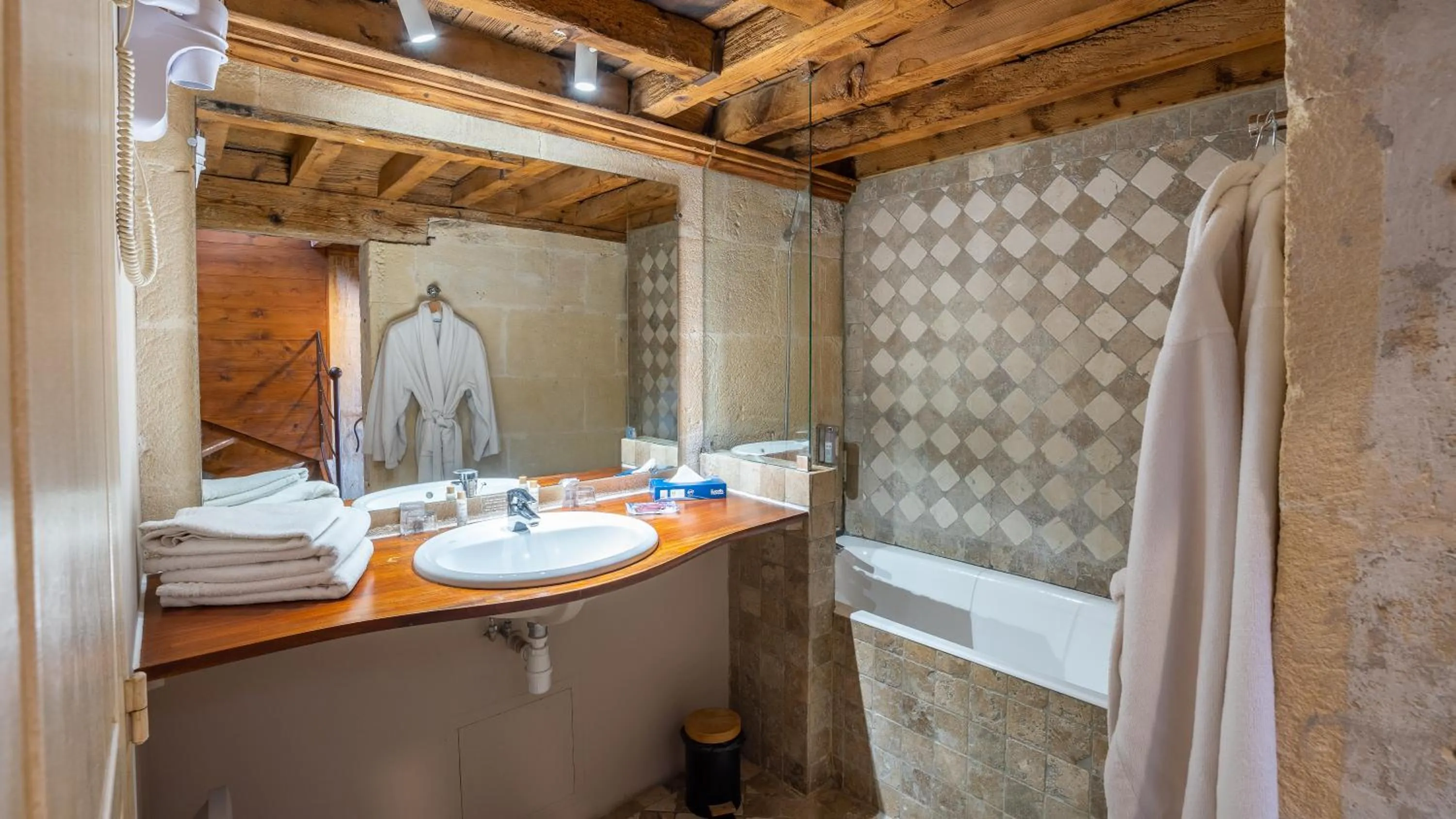 Bathroom in Hôtel Amphithéâtre