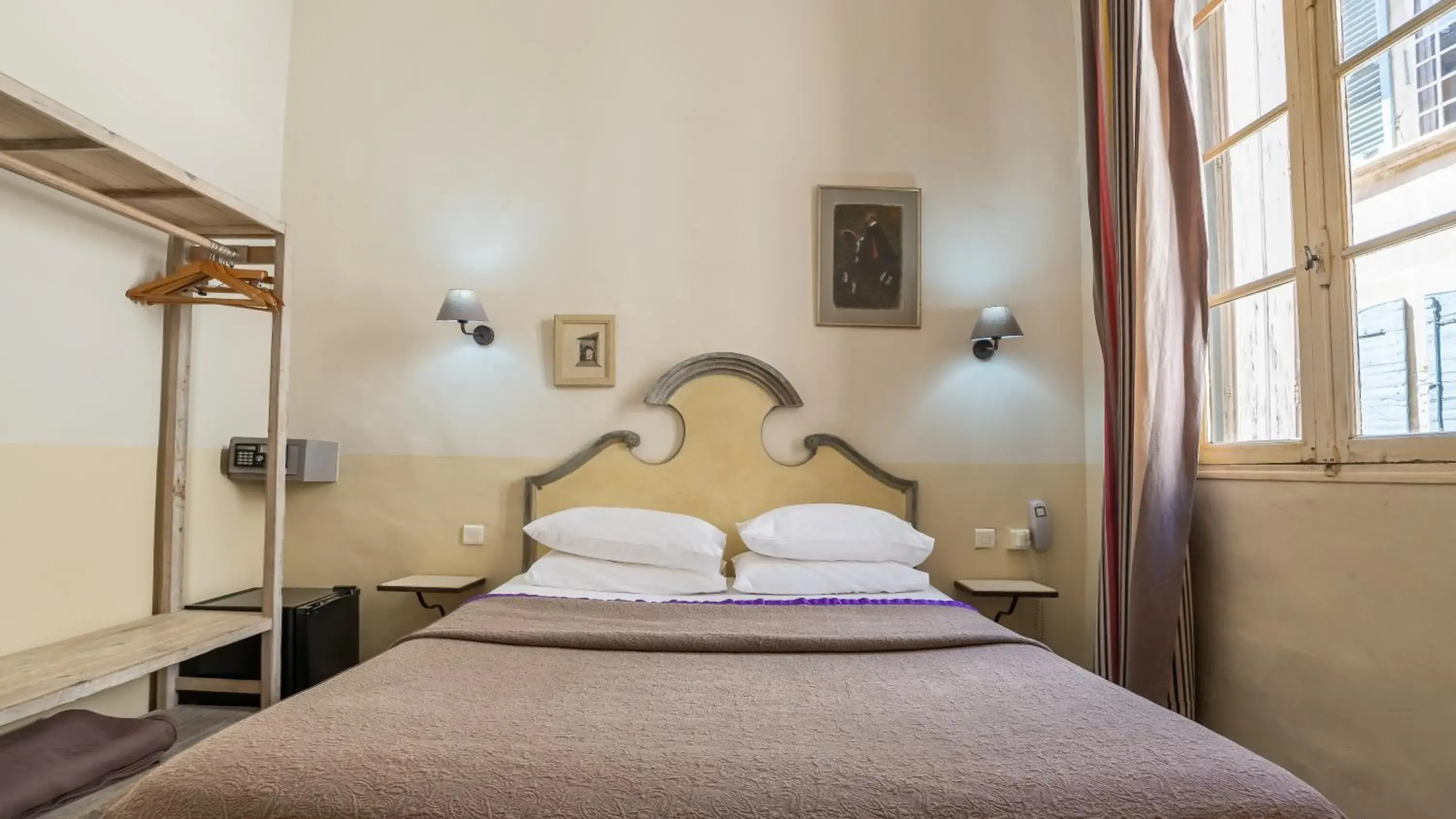 Standard Double Room in Hôtel Amphithéâtre Standard Double Room in Hôtel Amphithéâtre