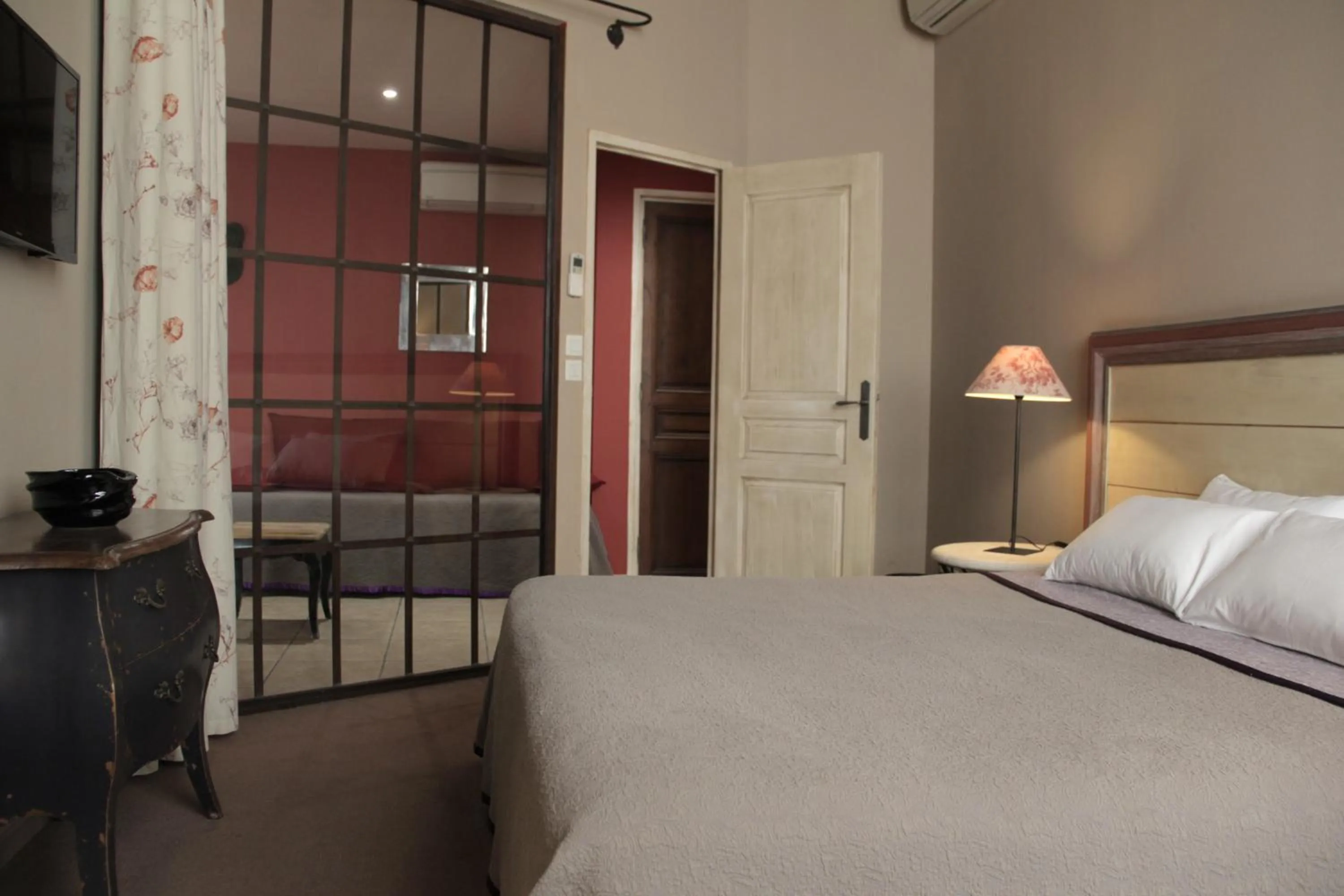 Photo of the whole room, Bed in Hôtel Amphithéâtre