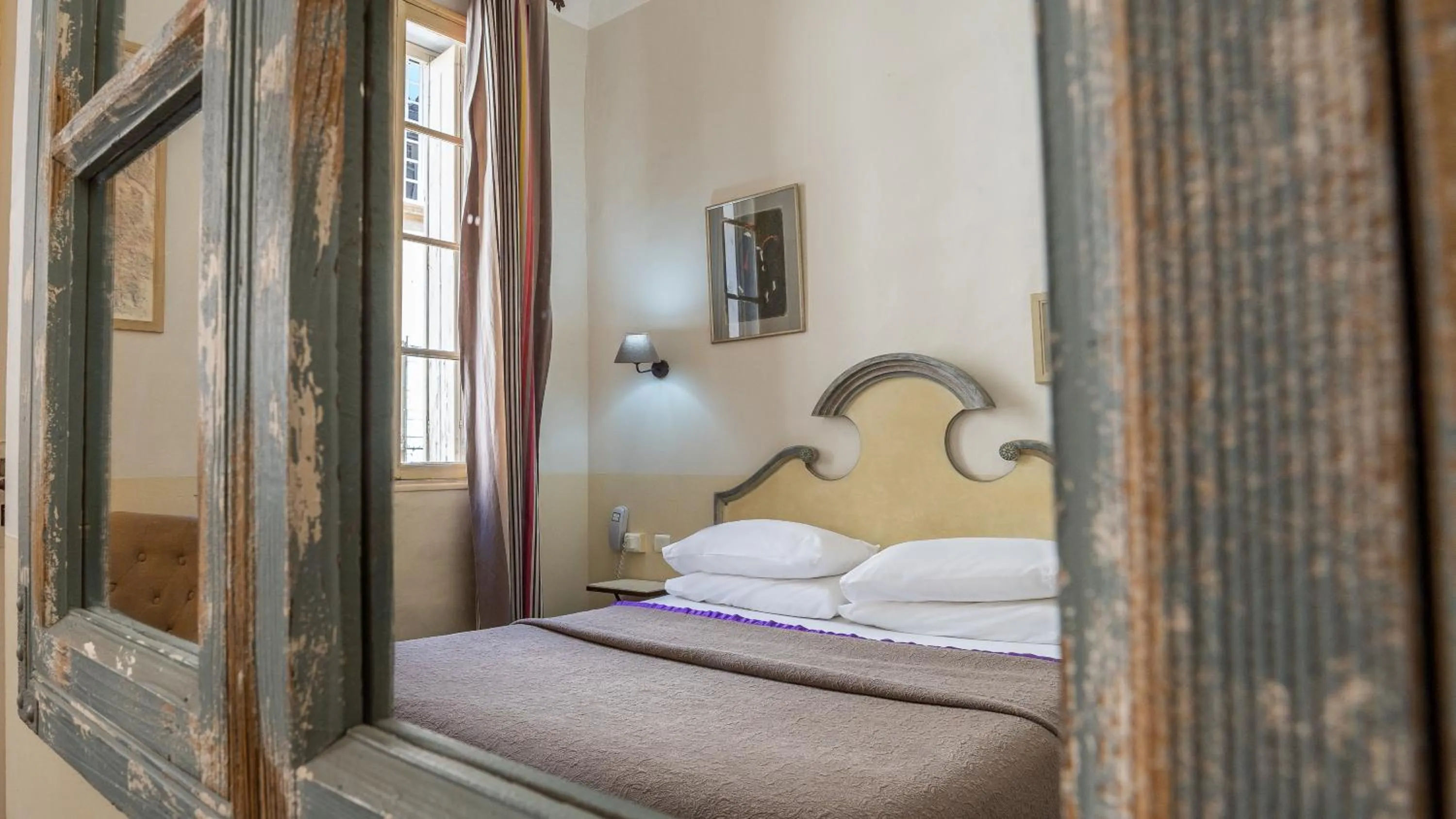 Bed in Hôtel Amphithéâtre