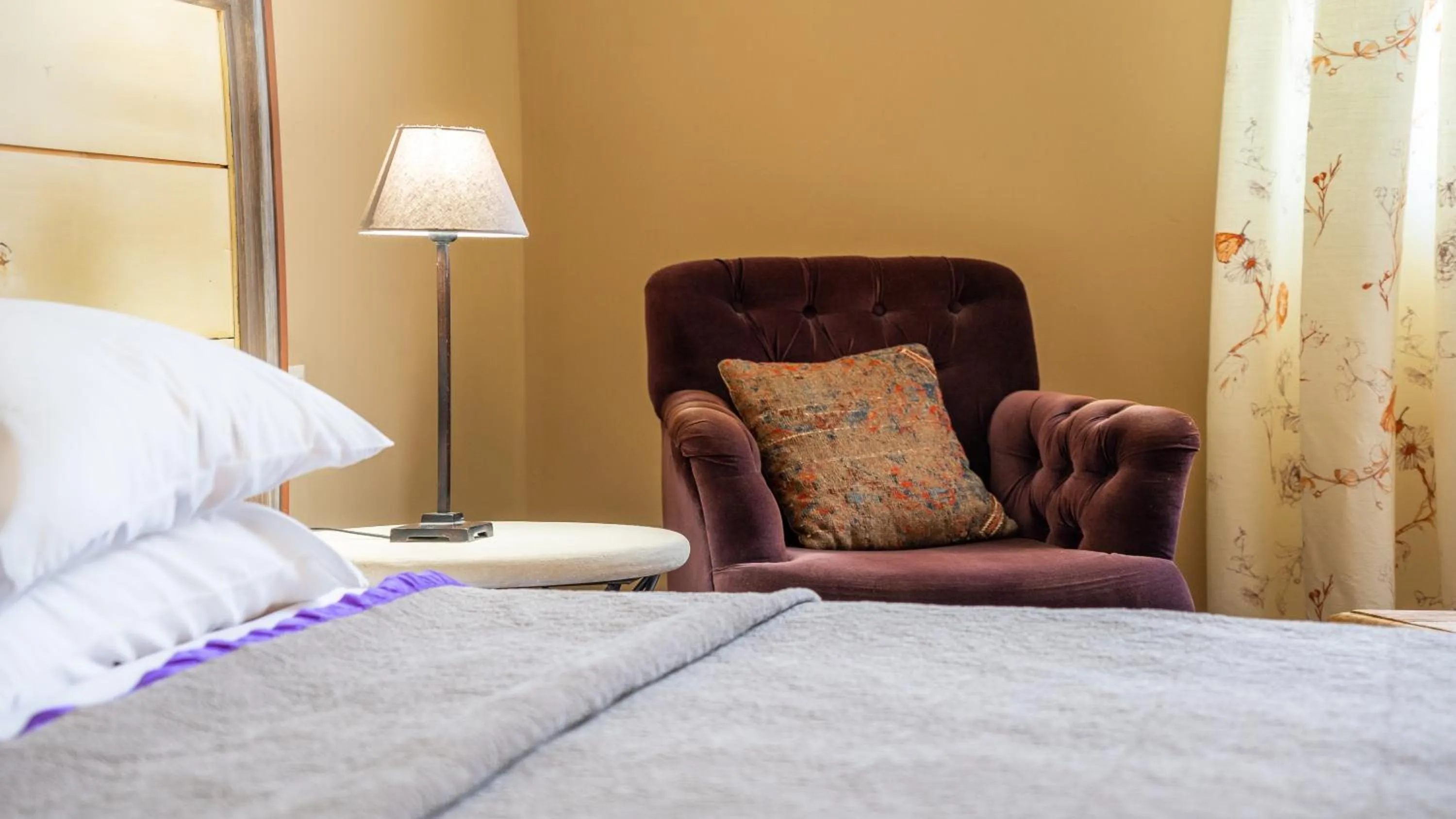 Bedroom, Bed in Hôtel Amphithéâtre