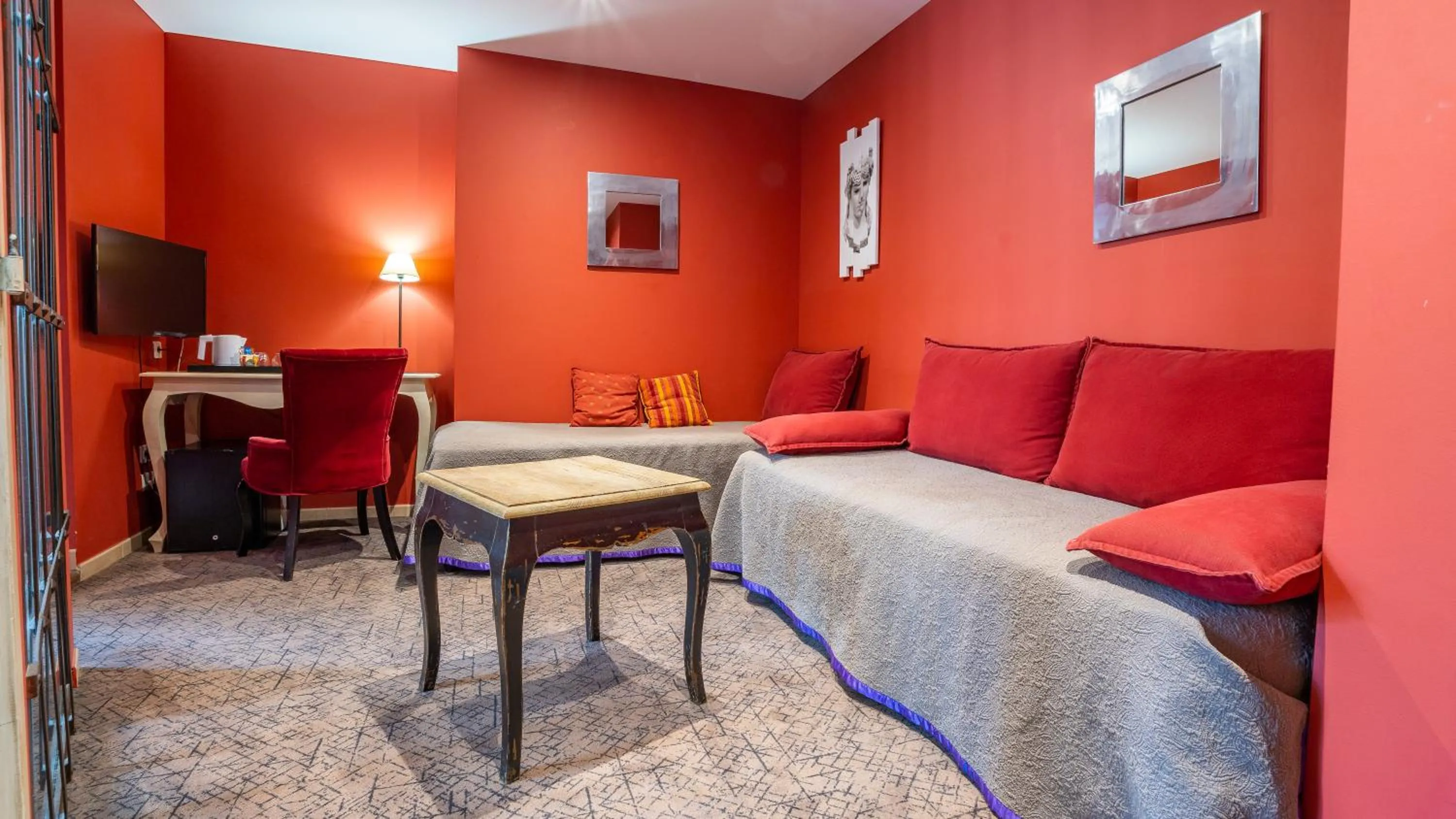 Photo of the whole room in Hôtel Amphithéâtre