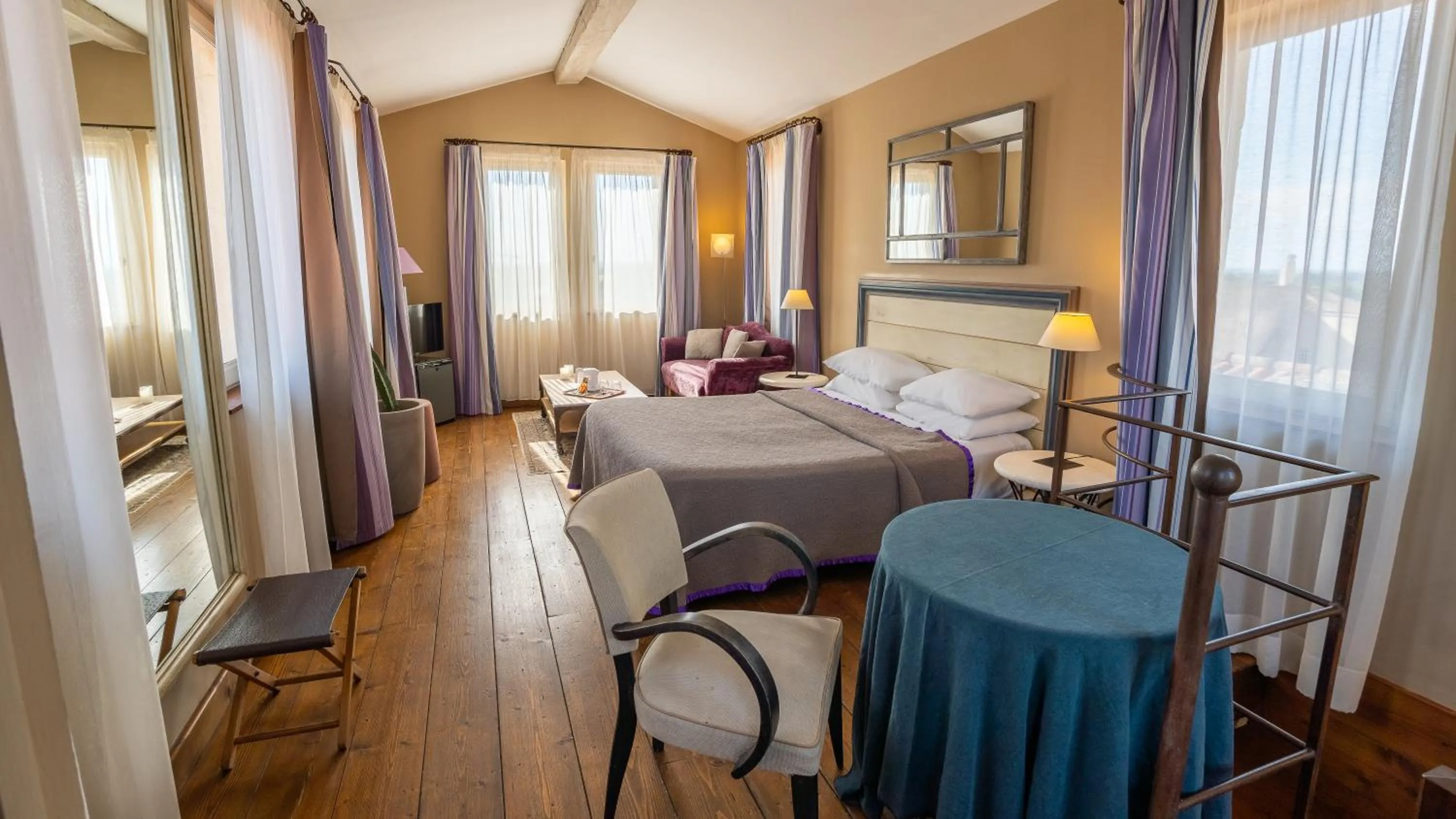 Photo of the whole room, Bed in Hôtel Amphithéâtre