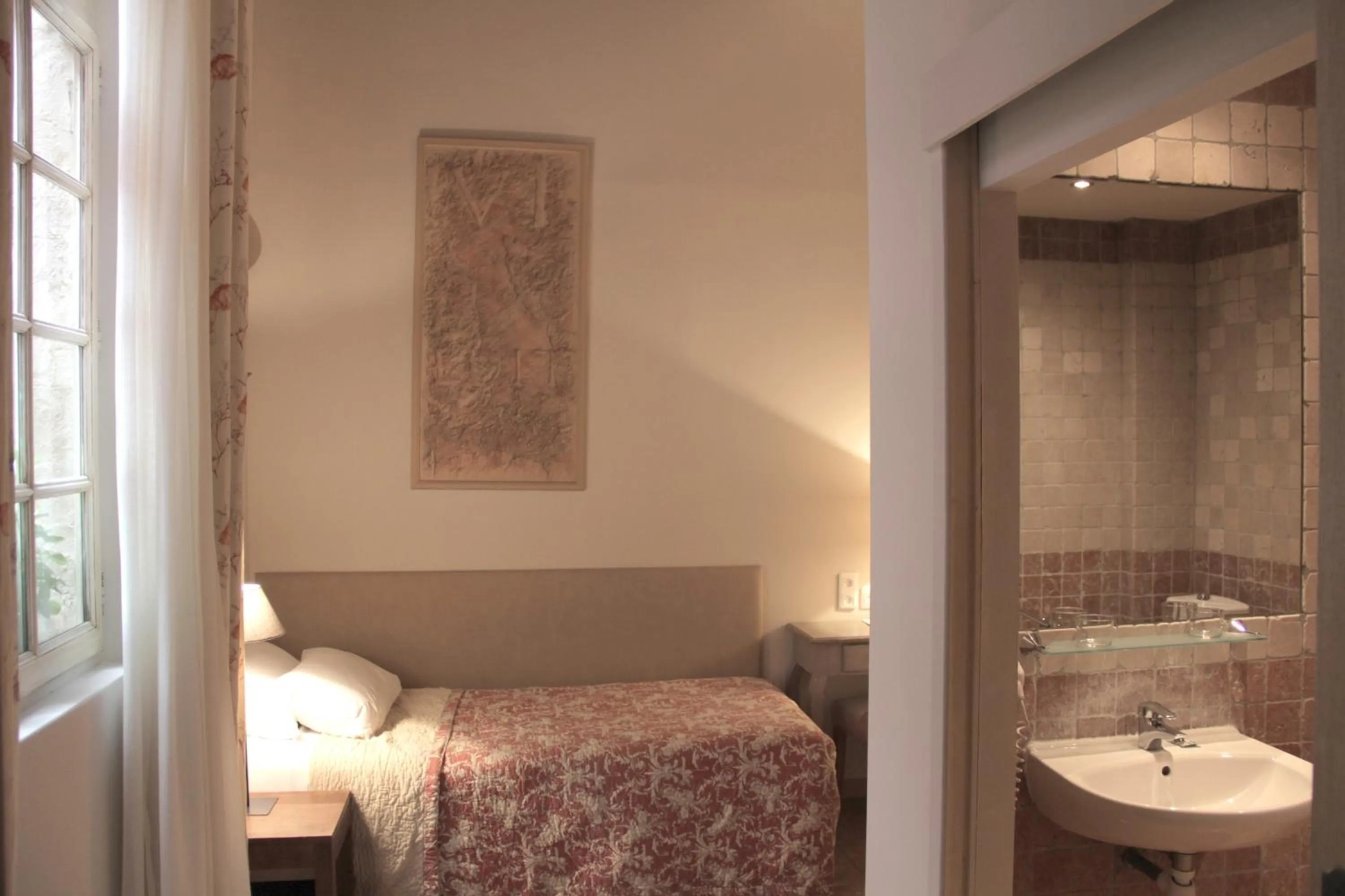 Photo of the whole room, Bed in Hôtel Amphithéâtre