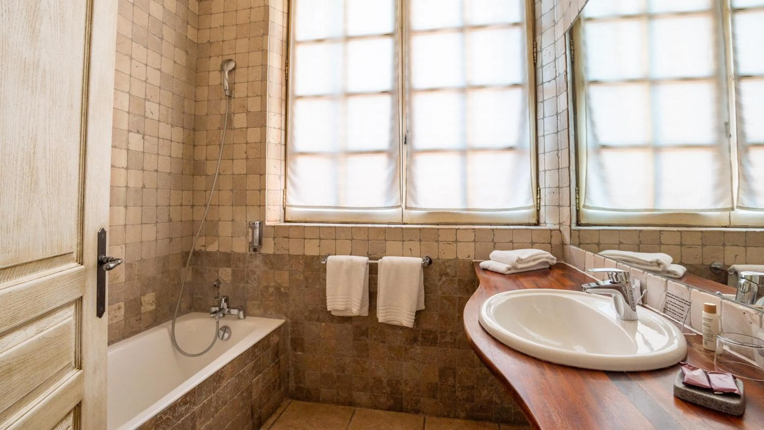 Bathroom in Hôtel Amphithéâtre