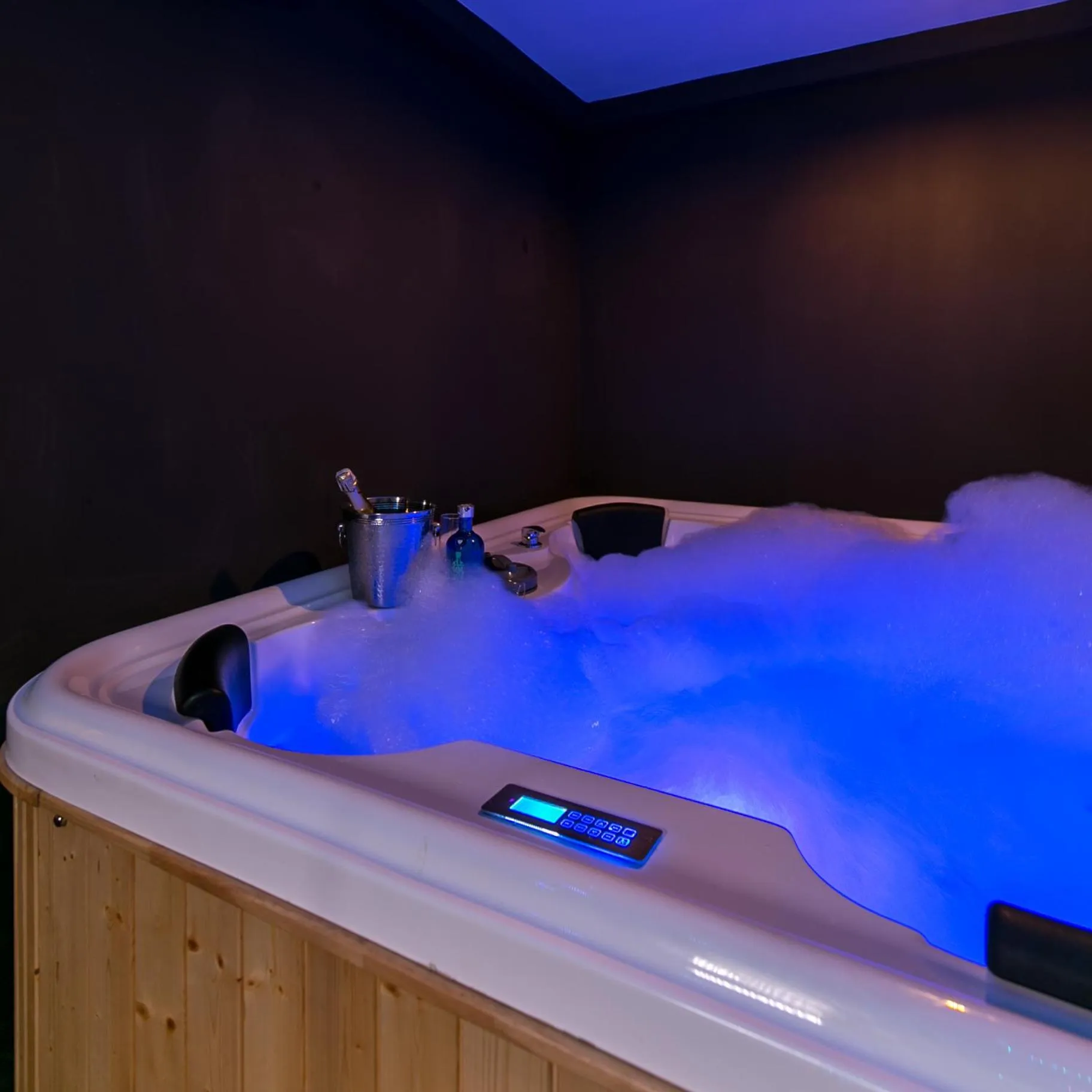 Hot Tub in Provenza Lofts