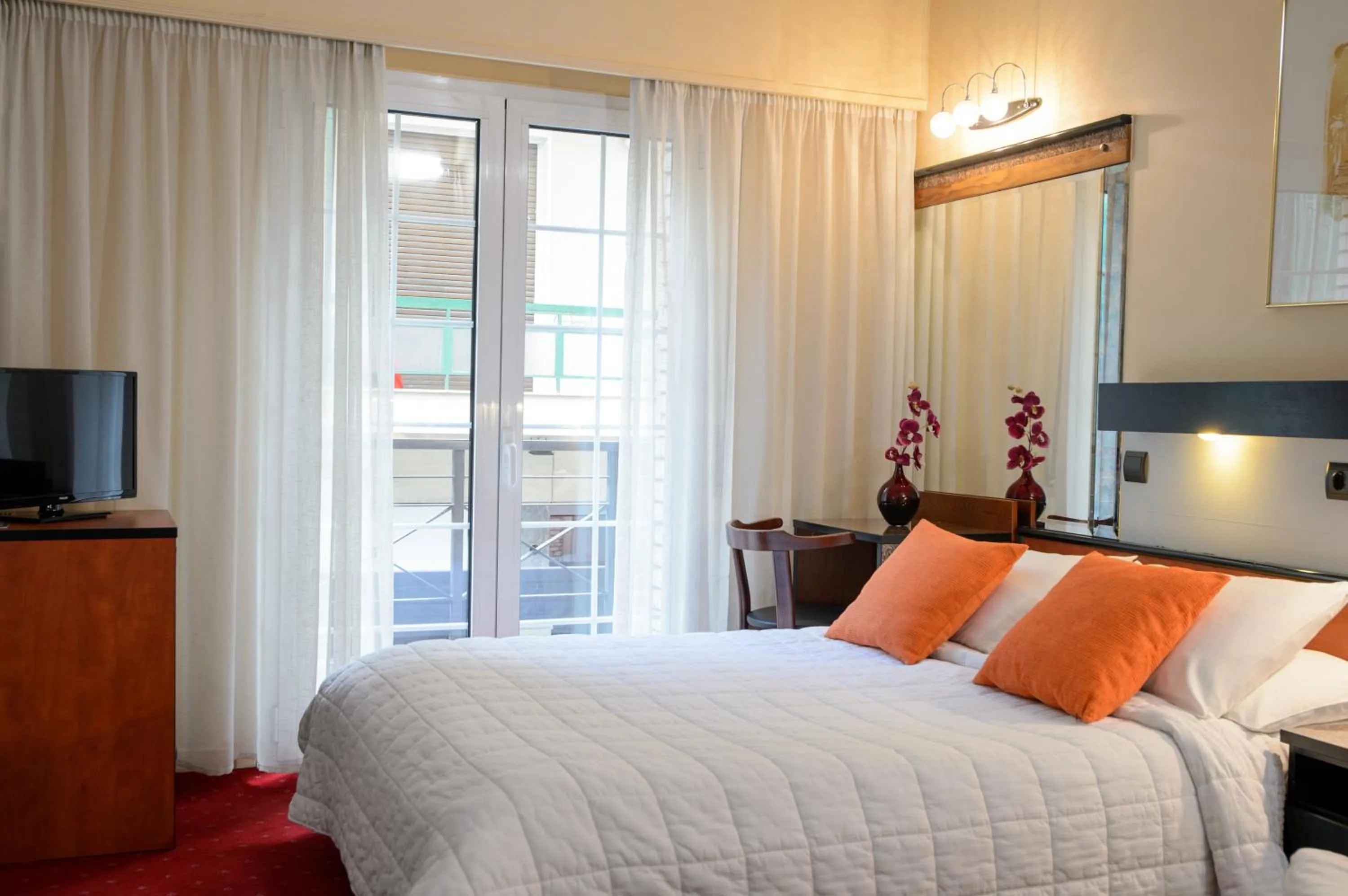 Bed in Victory Inn Hotel