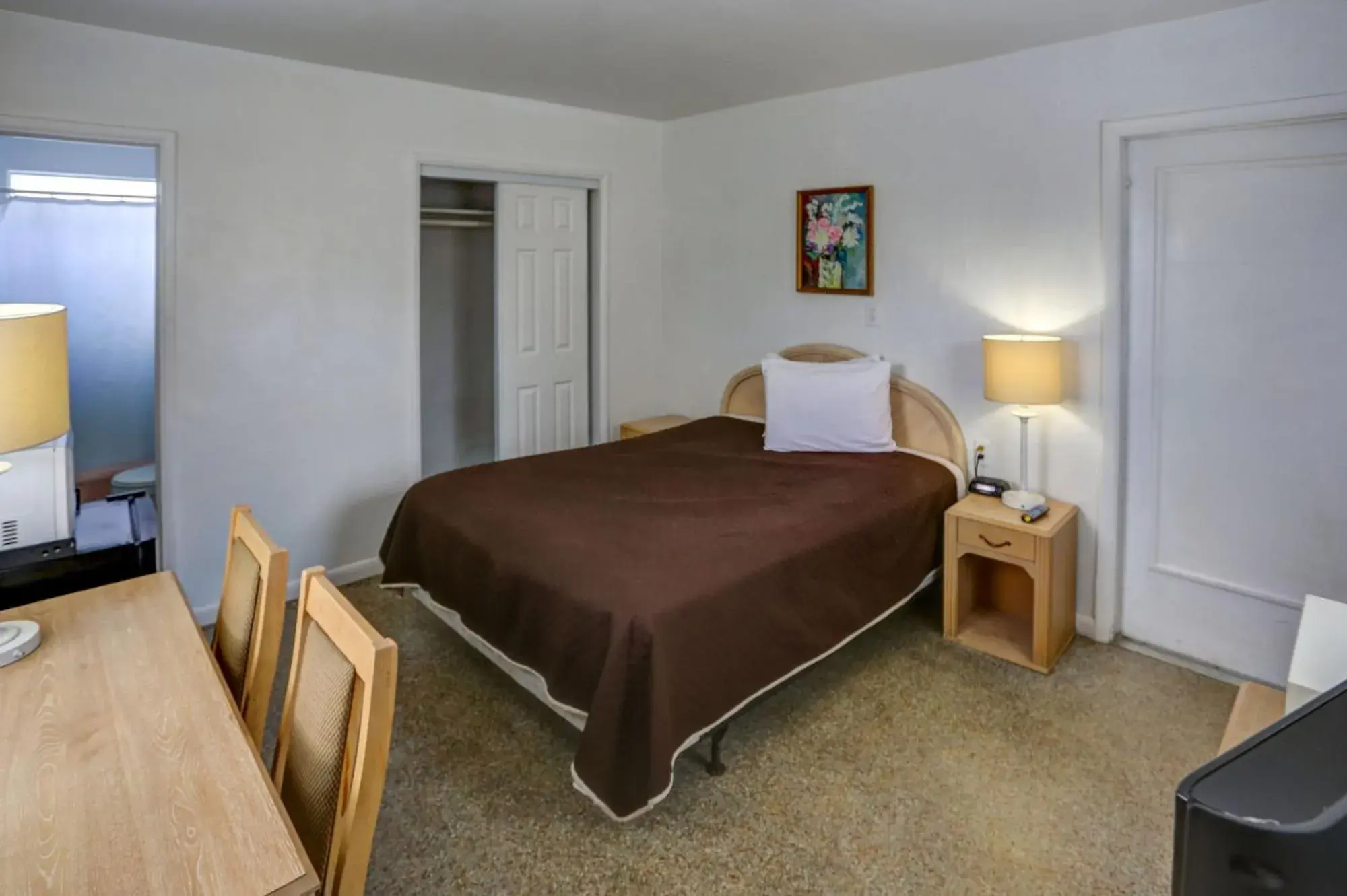 Bed in Richard's Pet Friendly Motel Bed in Richard's Pet Friendly Motel