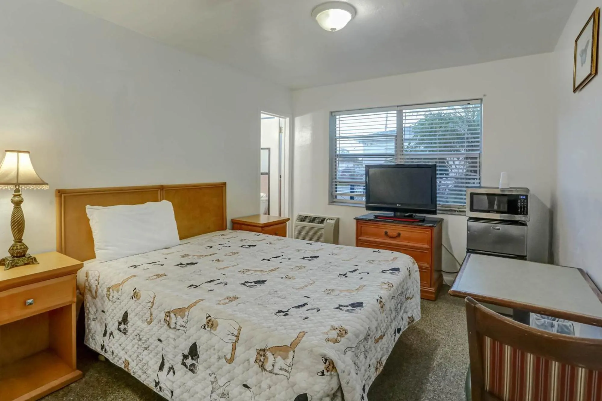 Bed in Richard's Pet Friendly Motel