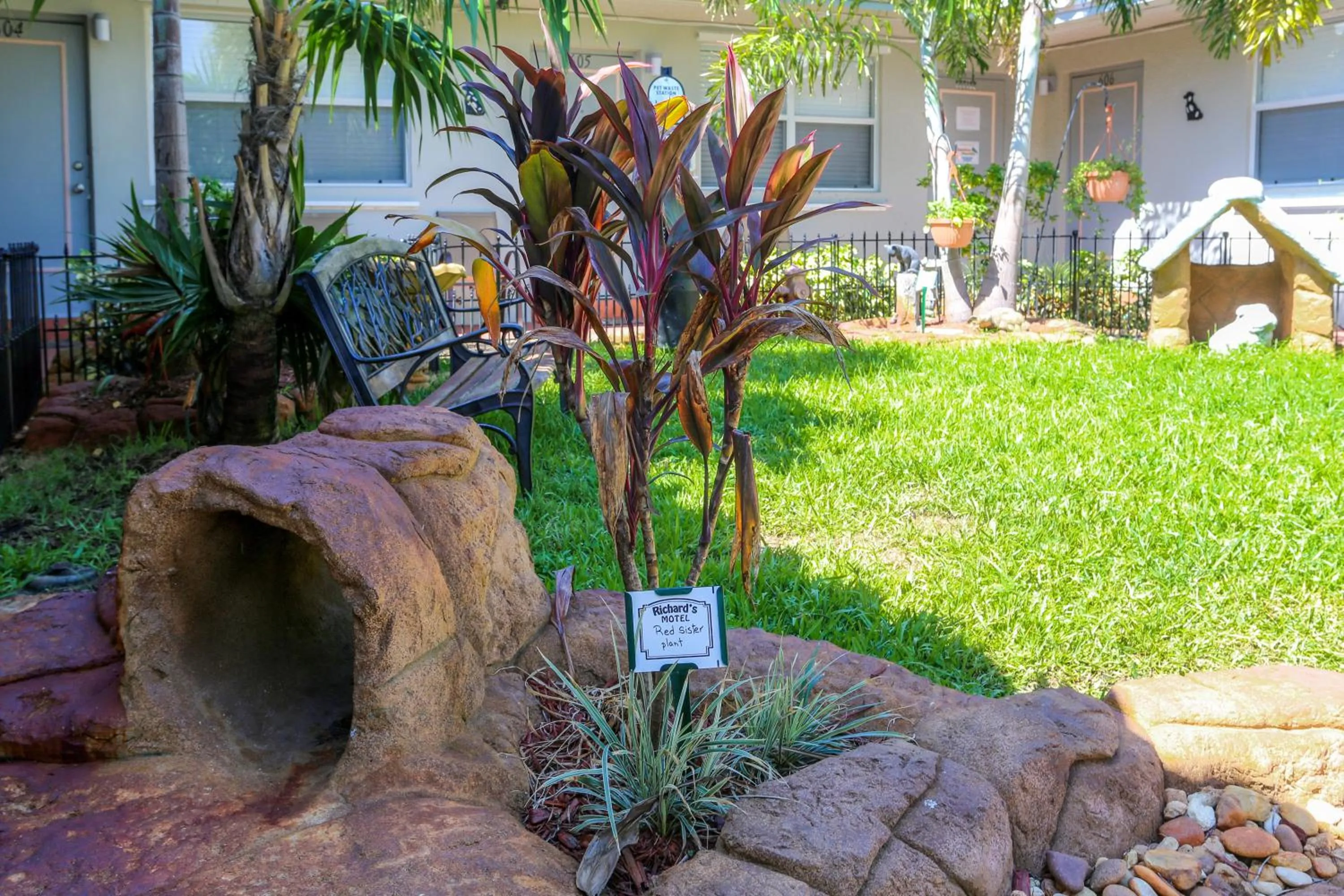 Garden in Richard's Pet Friendly Motel