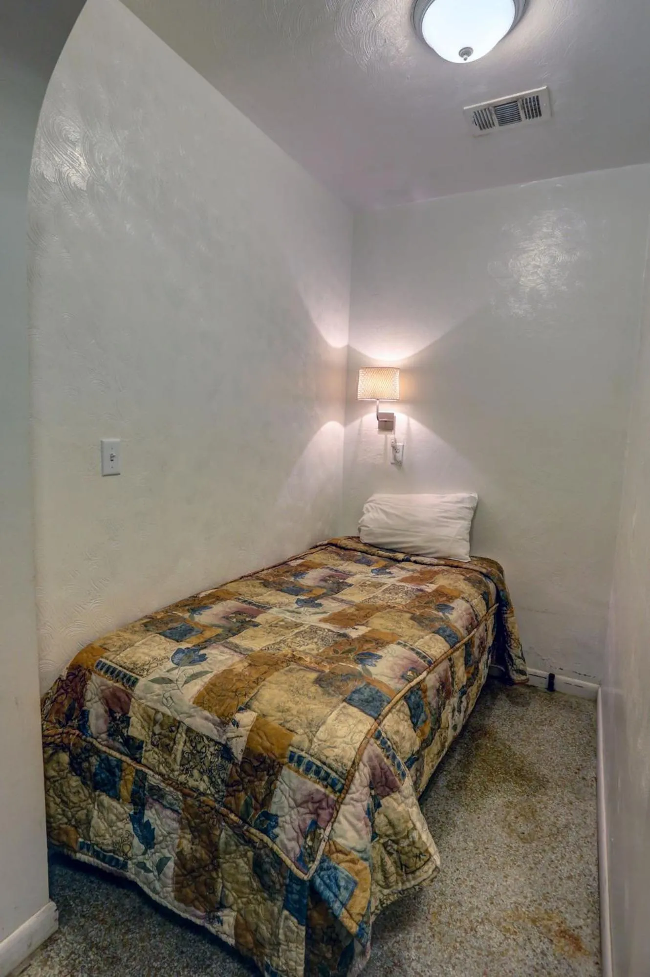 Bed in Richard's Pet Friendly Motel