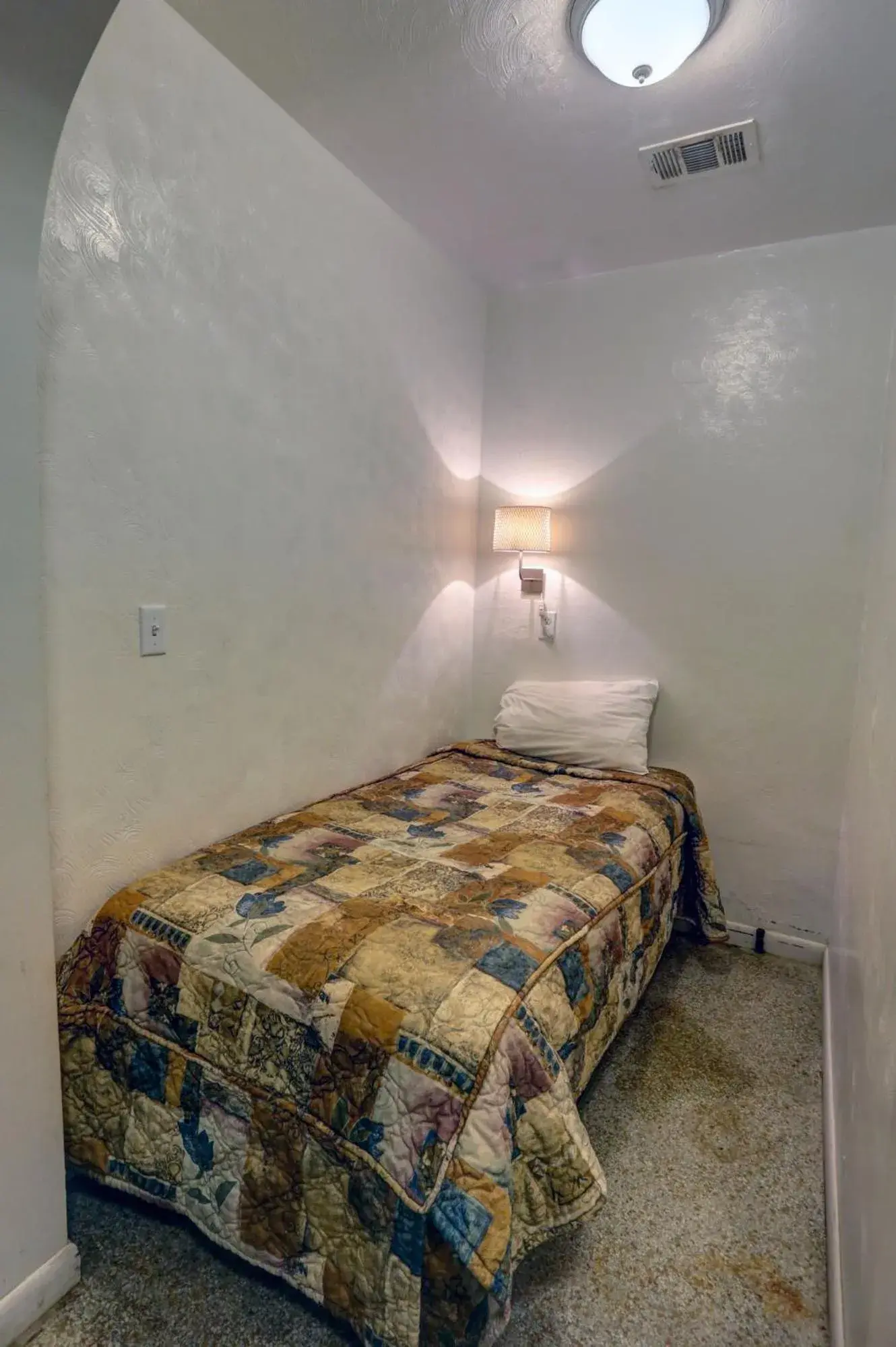 Bed in Richard's Pet Friendly Motel Bed in Richard's Pet Friendly Motel