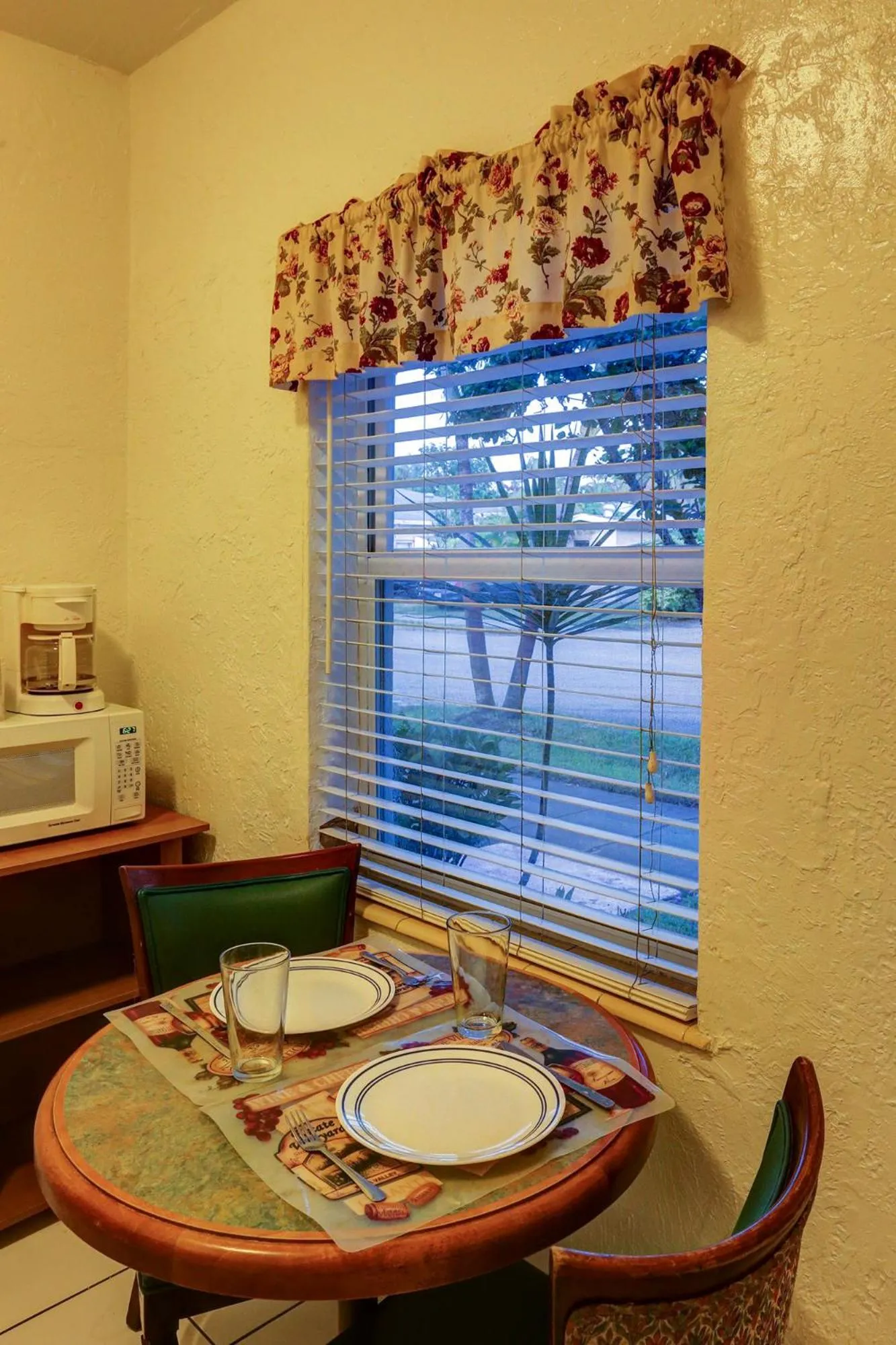 Bed in Richard's Motel Courtyard