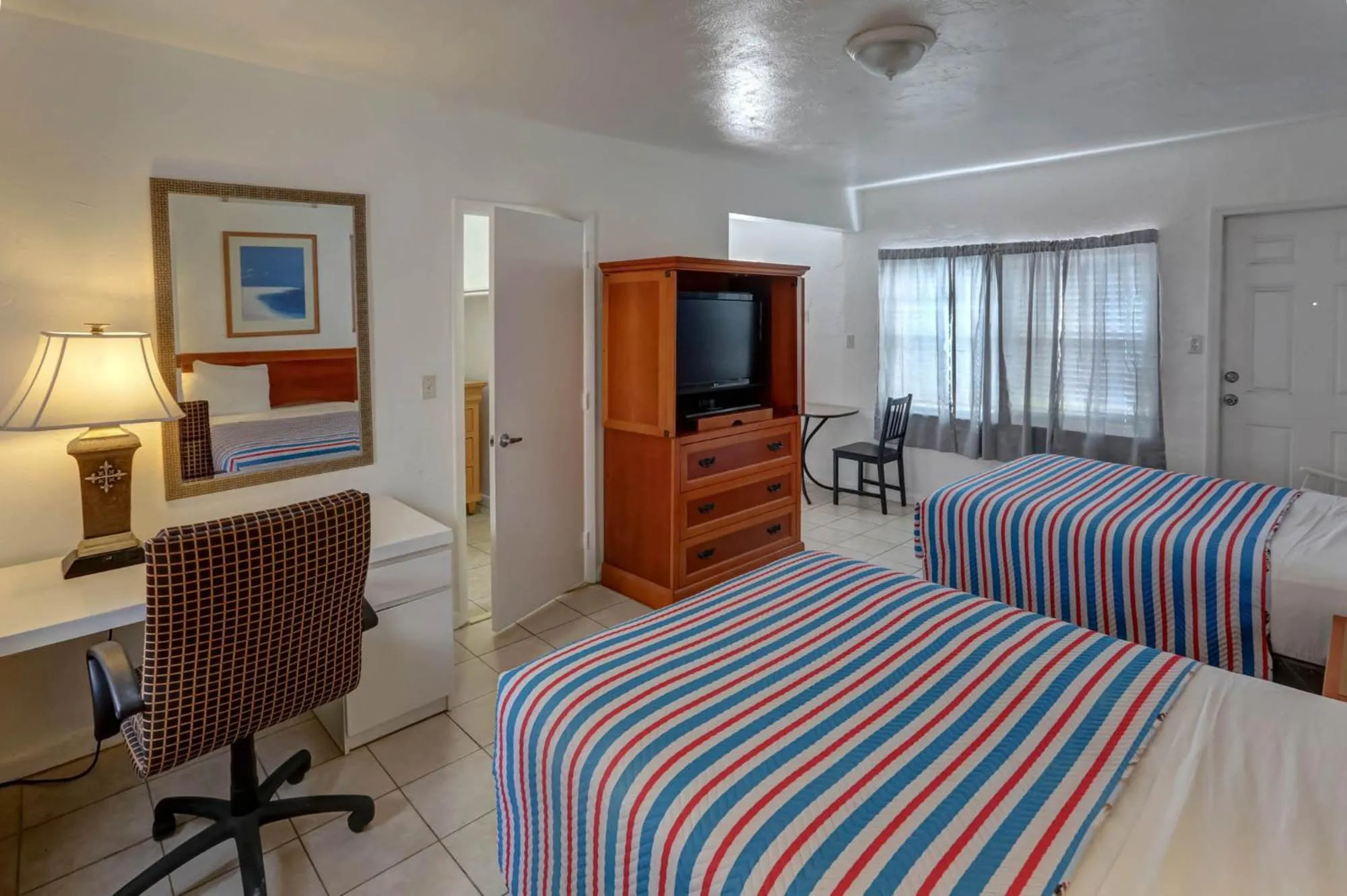 Bed in Richard's Motel Courtyard