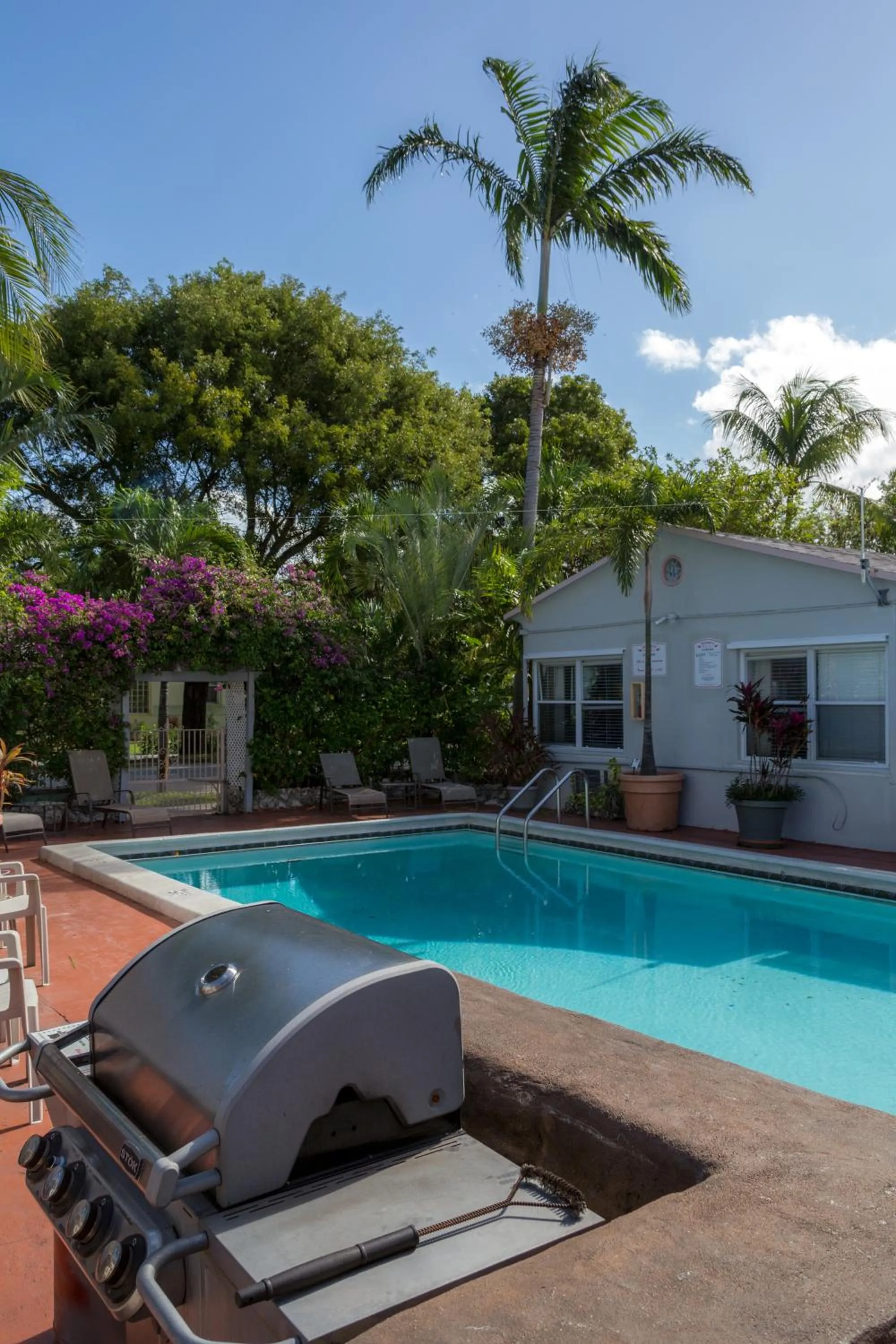 Patio in Richard's Motel Courtyard