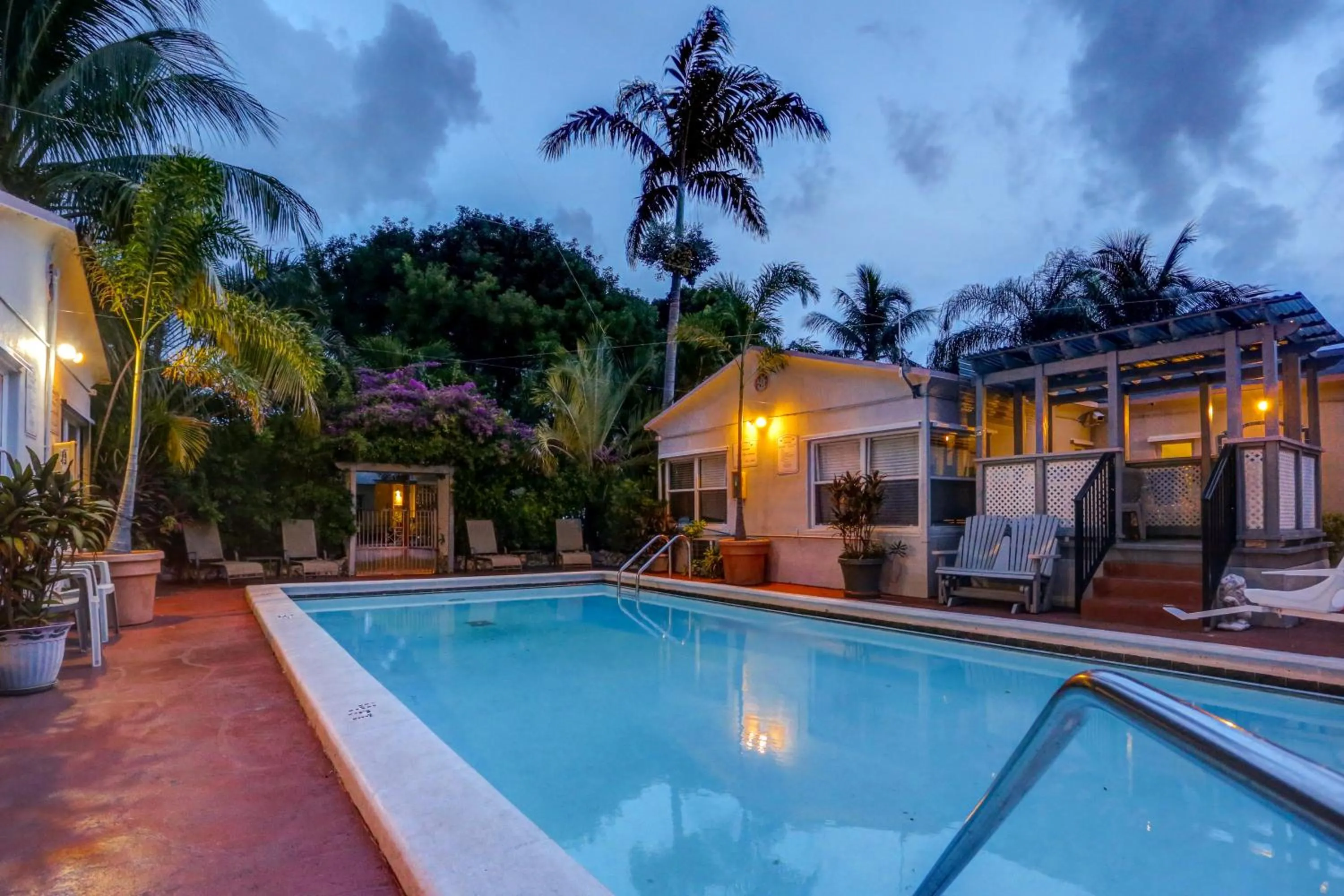 Pool view in Richard's Motel Courtyard