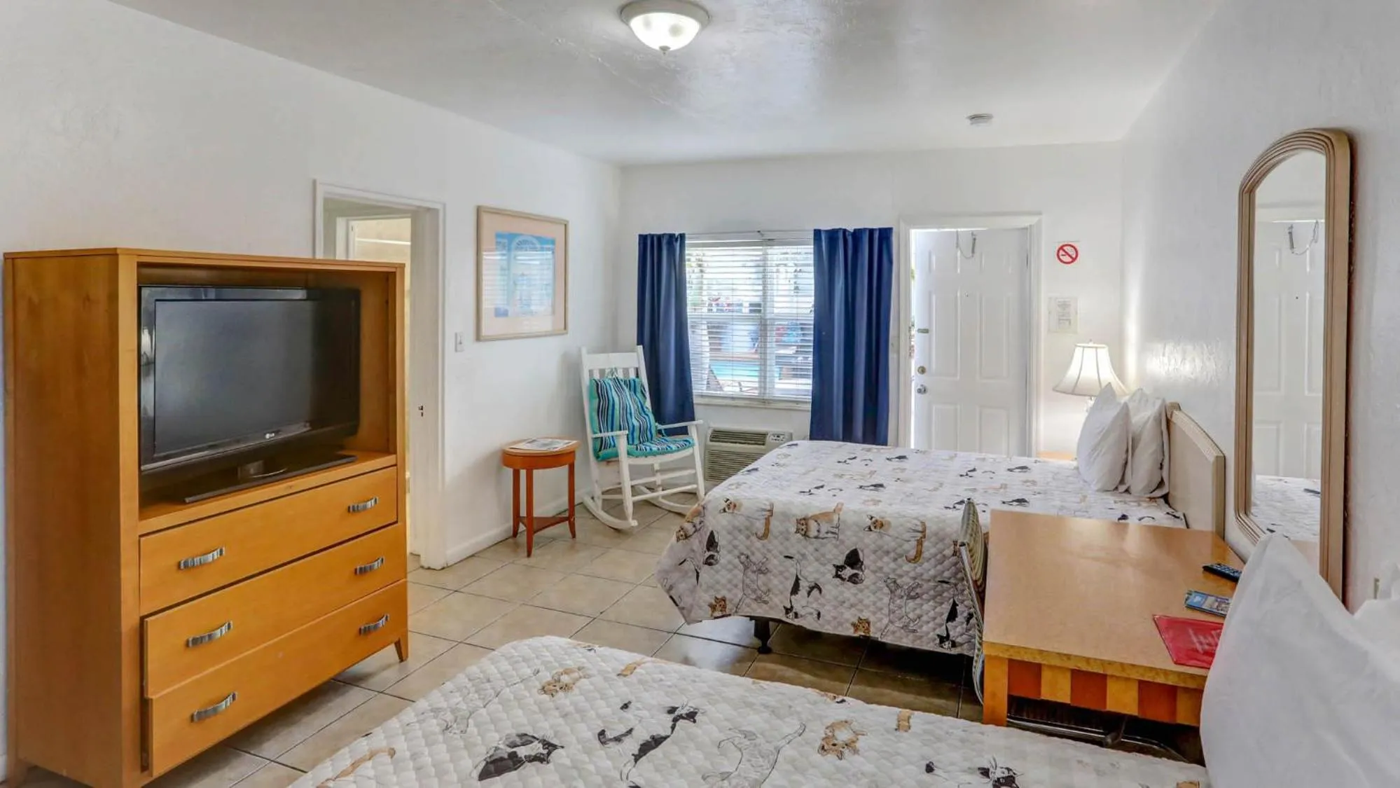 Bed in Richard's Motel Courtyard