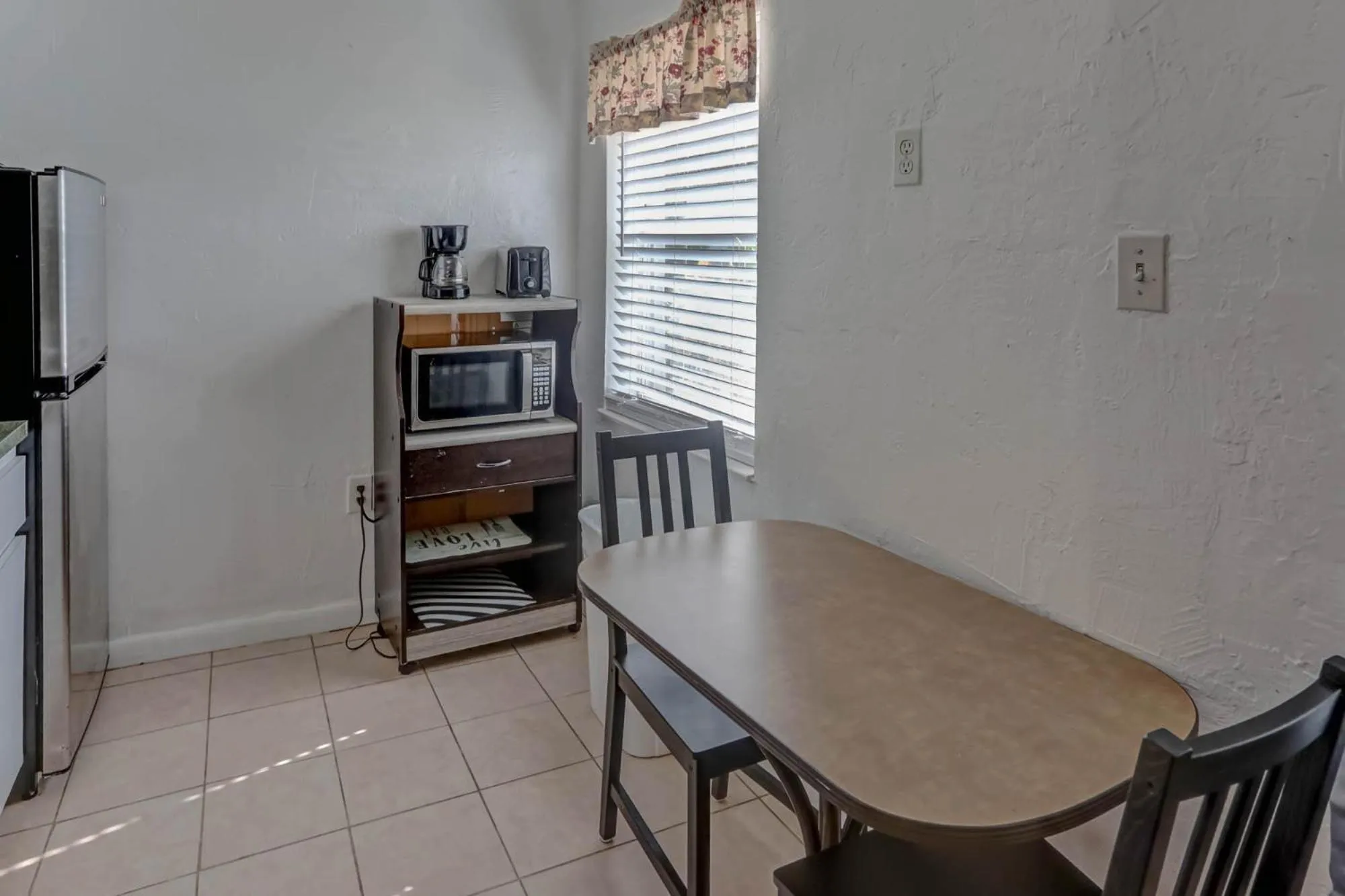 Kitchen or kitchenette in Richard's Motel Courtyard