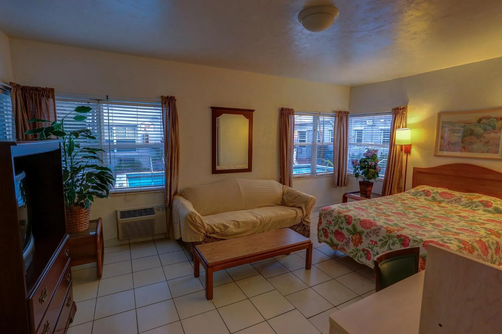 Photo of the whole room, Bed in Richard's Motel Courtyard