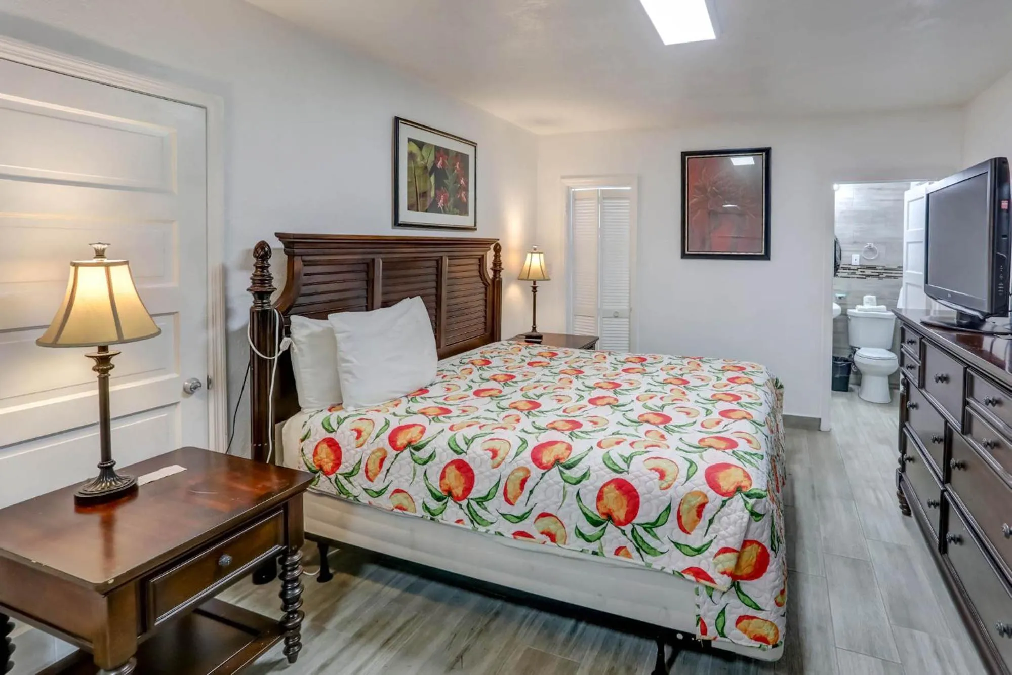 Bed in Richard's Motel Courtyard