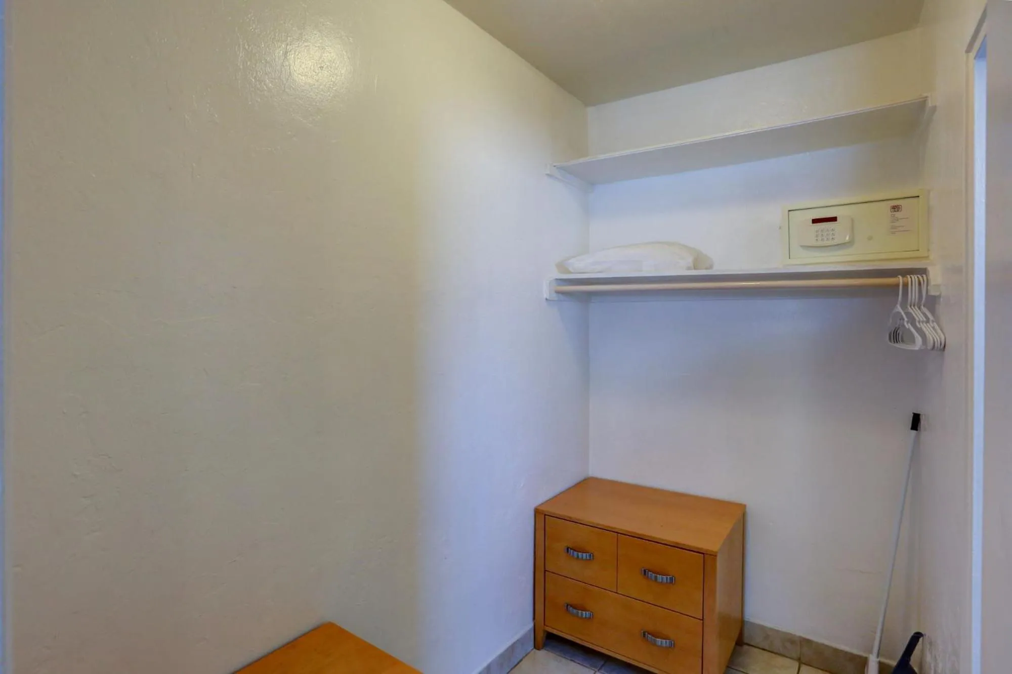 safe in Richard's Motel Courtyard