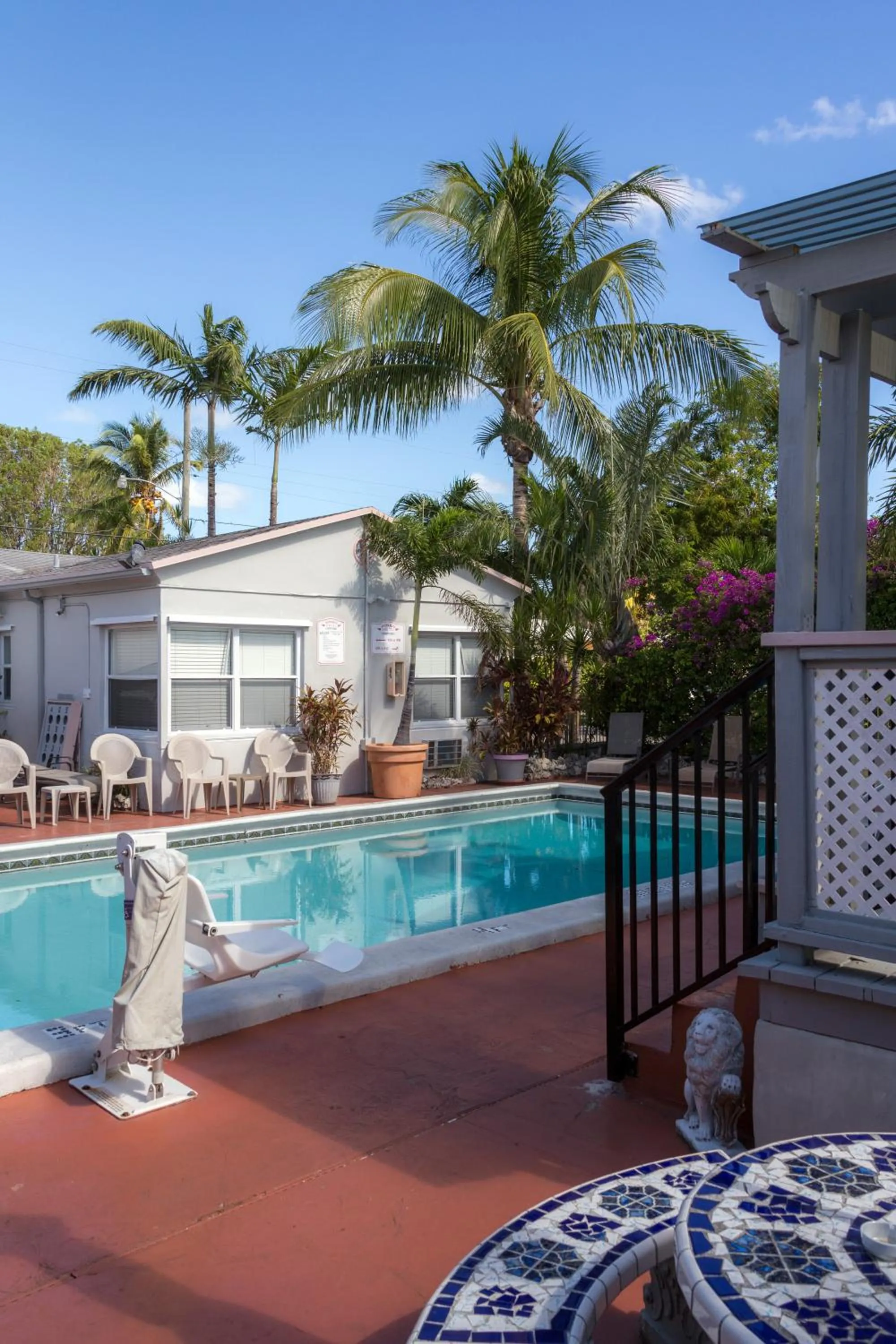 Patio in Richard's Motel Courtyard